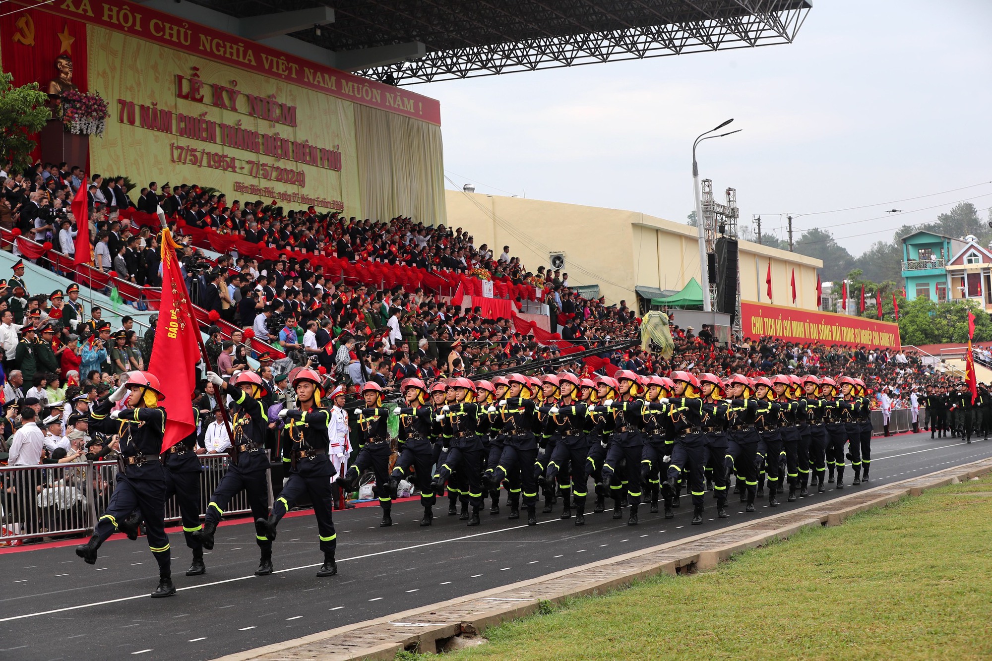 Chùm ảnh ấn tượng tại lễ diễu binh, diễu hành mừng đại lễ 7/5 - Ảnh 25.