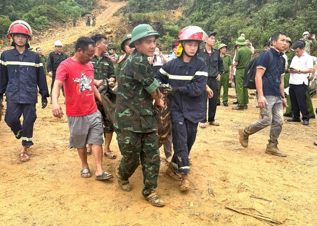 Thủ tướng yêu cầu tập trung khắc phục hậu quả sự cố sạt lở đất tại Hà Tĩnh - Ảnh 1.