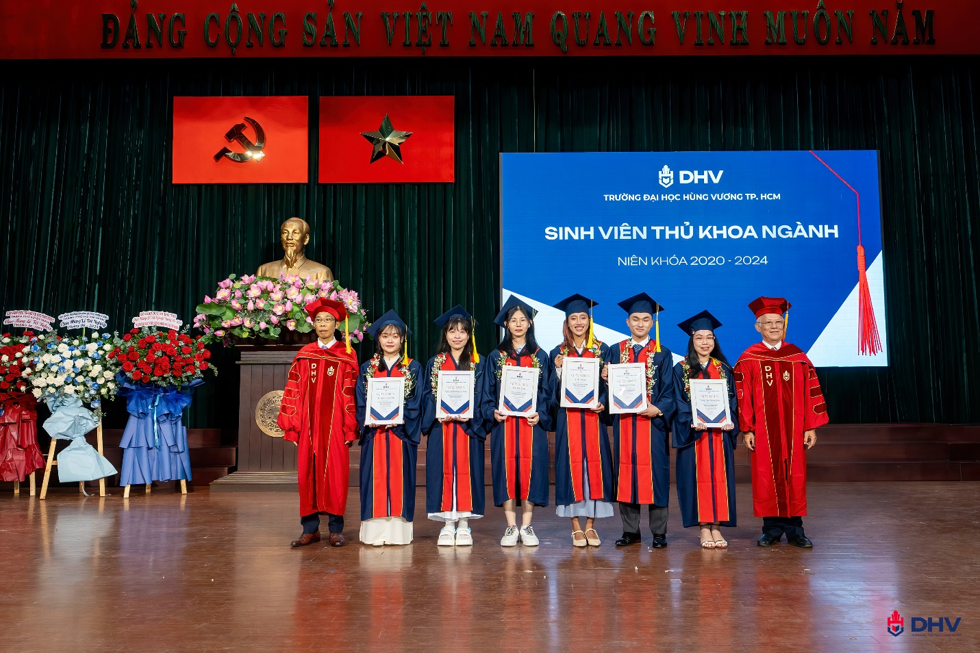Nụ cười rạng rỡ, nước mắt tự hào: Bức tranh đa sắc tại Lễ Tốt nghiệp Trường ĐH Hùng Vương TP.HCM - Ảnh 2.