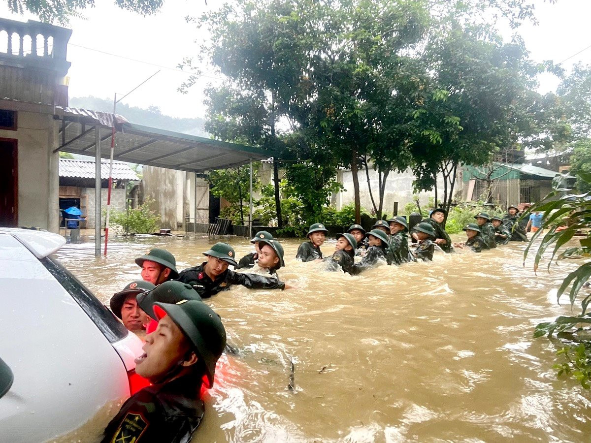 Những hình ảnh ấm tình người trong mưa lũ tại Hà Giang - Ảnh 3.