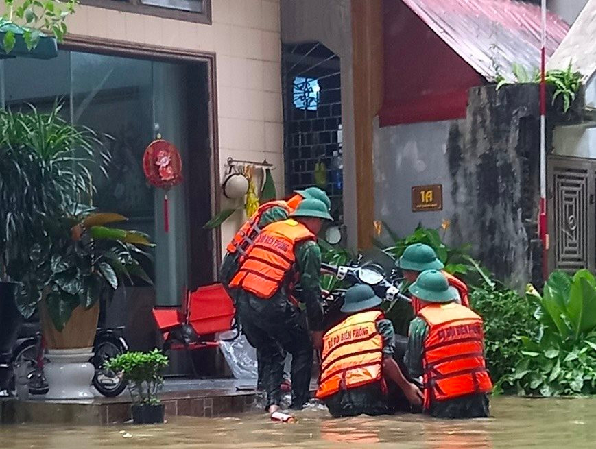 Những hình ảnh ấm tình người trong mưa lũ tại Hà Giang - Ảnh 14.