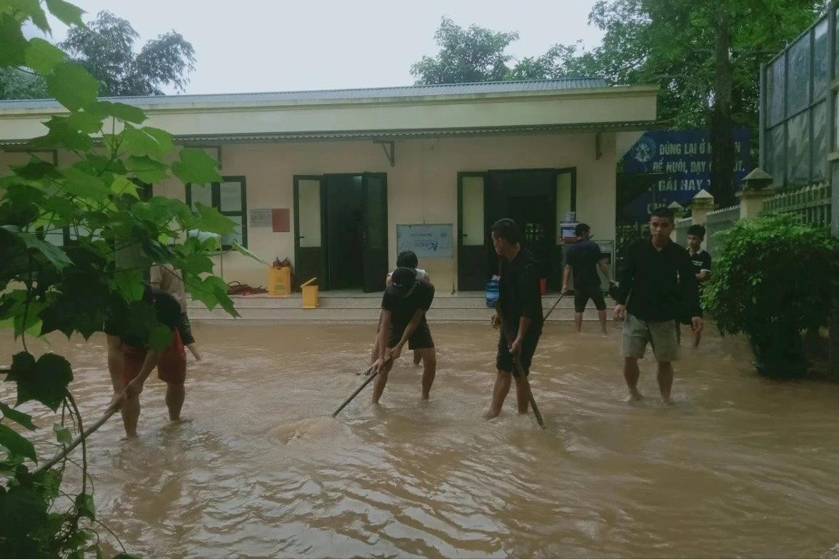 Những hình ảnh ấm tình người trong mưa lũ tại Hà Giang - Ảnh 5.