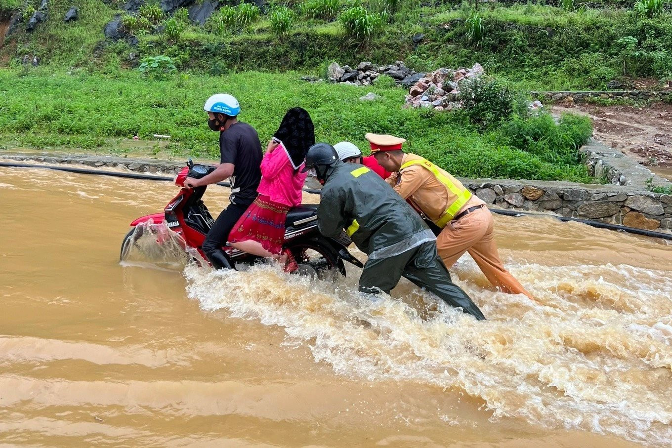 Những hình ảnh ấm tình người trong mưa lũ tại Hà Giang - Ảnh 10.
