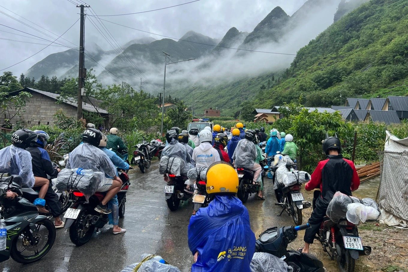 Những hình ảnh ấm tình người trong mưa lũ tại Hà Giang - Ảnh 9.
