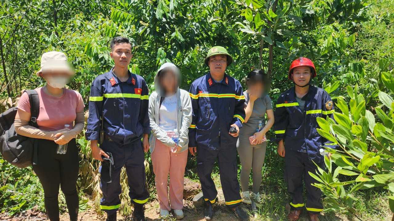 Timely search and support for 3 female students who got lost while visiting Hon Vuon mountain - Photo 1. Kịp thời tìm kiếm, hỗ trợ 3 nữ sinh viên lạc đường khi tham quan núi Hòn Vượn - Ảnh 1.