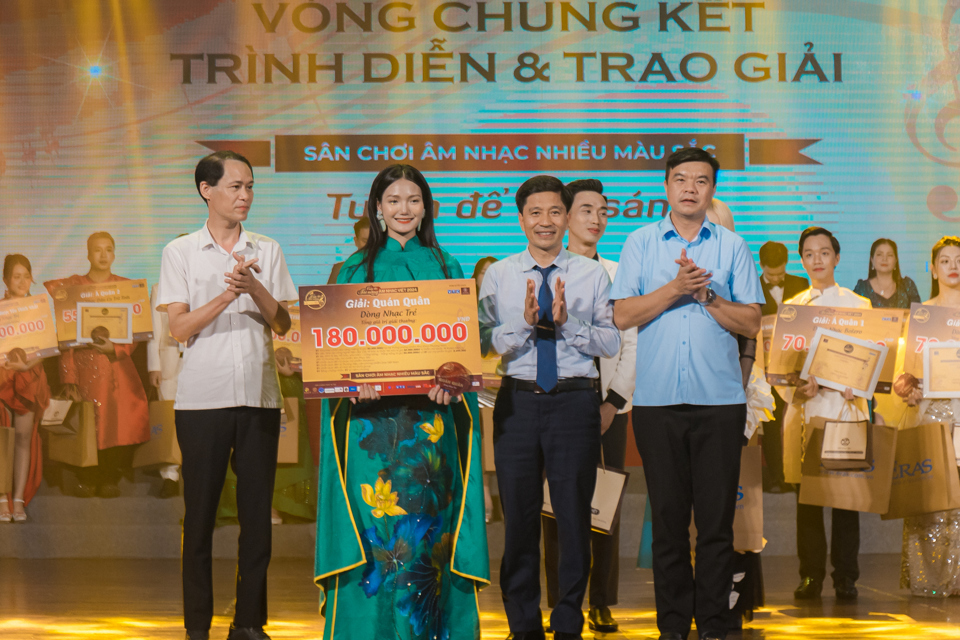 Ba thí sinh xuất sắc giành Quán quân cuộc thi Tài năng âm nhạc Việt 2024 - Ảnh 2.