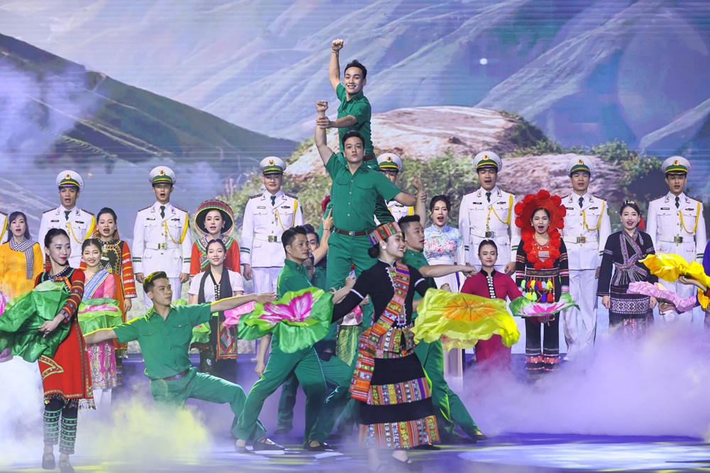 Membru permanent al Secretariatului, Luong Cuong: Persoanele prestigioase din rândul minorităților etnice reprezintă legătura puternică care unește solidaritatea - Foto 6. Thường trực Ban Bí thư Lương Cường: Người có uy tín trong đồng bào dân tộc thiểu số là sợi dây kết nối bền chặt tình đoàn kết  - Ảnh 6.