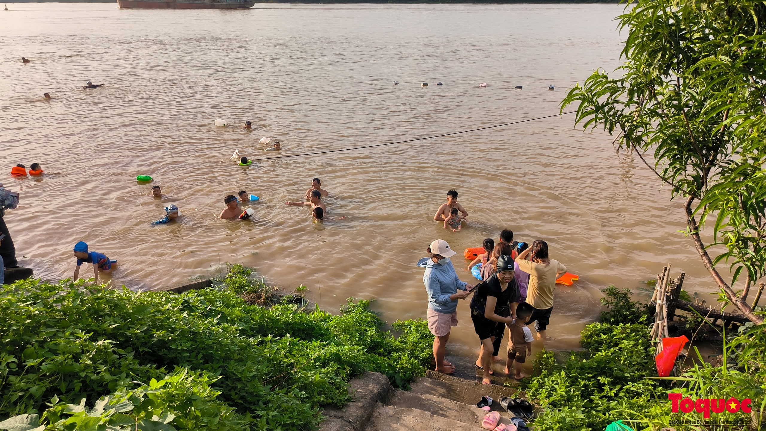 Tiềm ẩn nhiều nguy cơ khi tắm sông, hồ ngày nắng nóng - Ảnh 11.