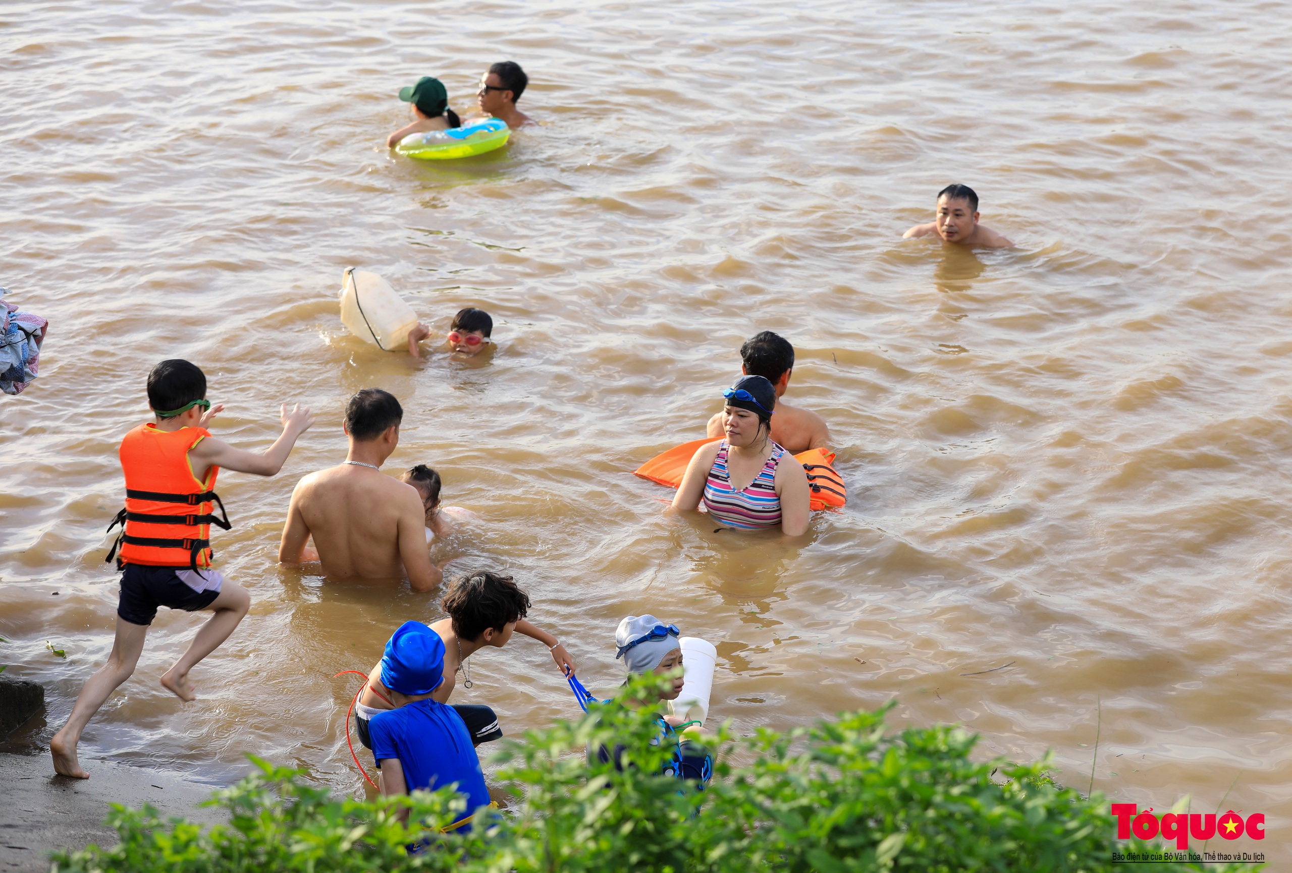 Tiềm ẩn nhiều nguy cơ khi tắm sông, hồ ngày nắng nóng - Ảnh 2.