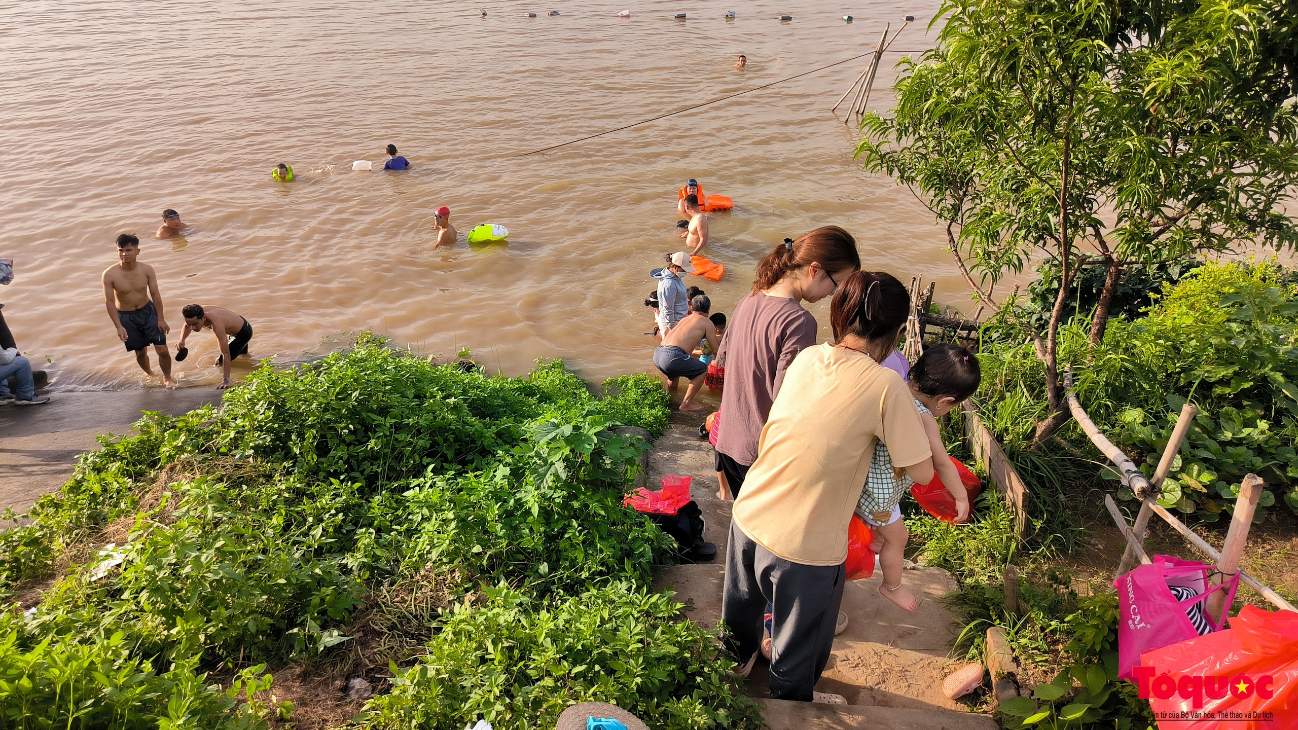 Tiềm ẩn nhiều nguy cơ khi tắm sông, hồ ngày nắng nóng - Ảnh 10.