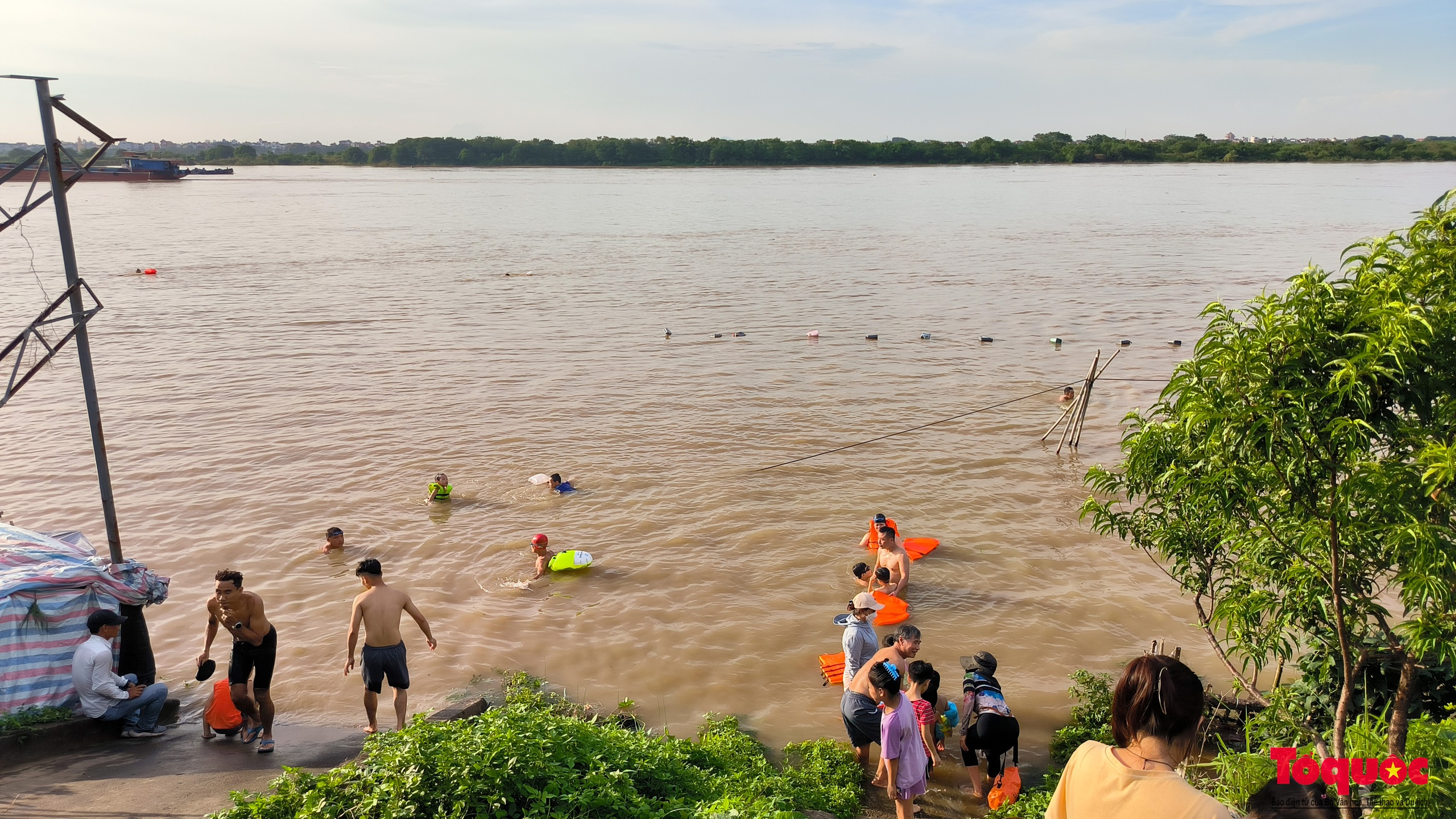 Tiềm ẩn nhiều nguy cơ khi tắm sông, hồ ngày nắng nóng - Ảnh 6.