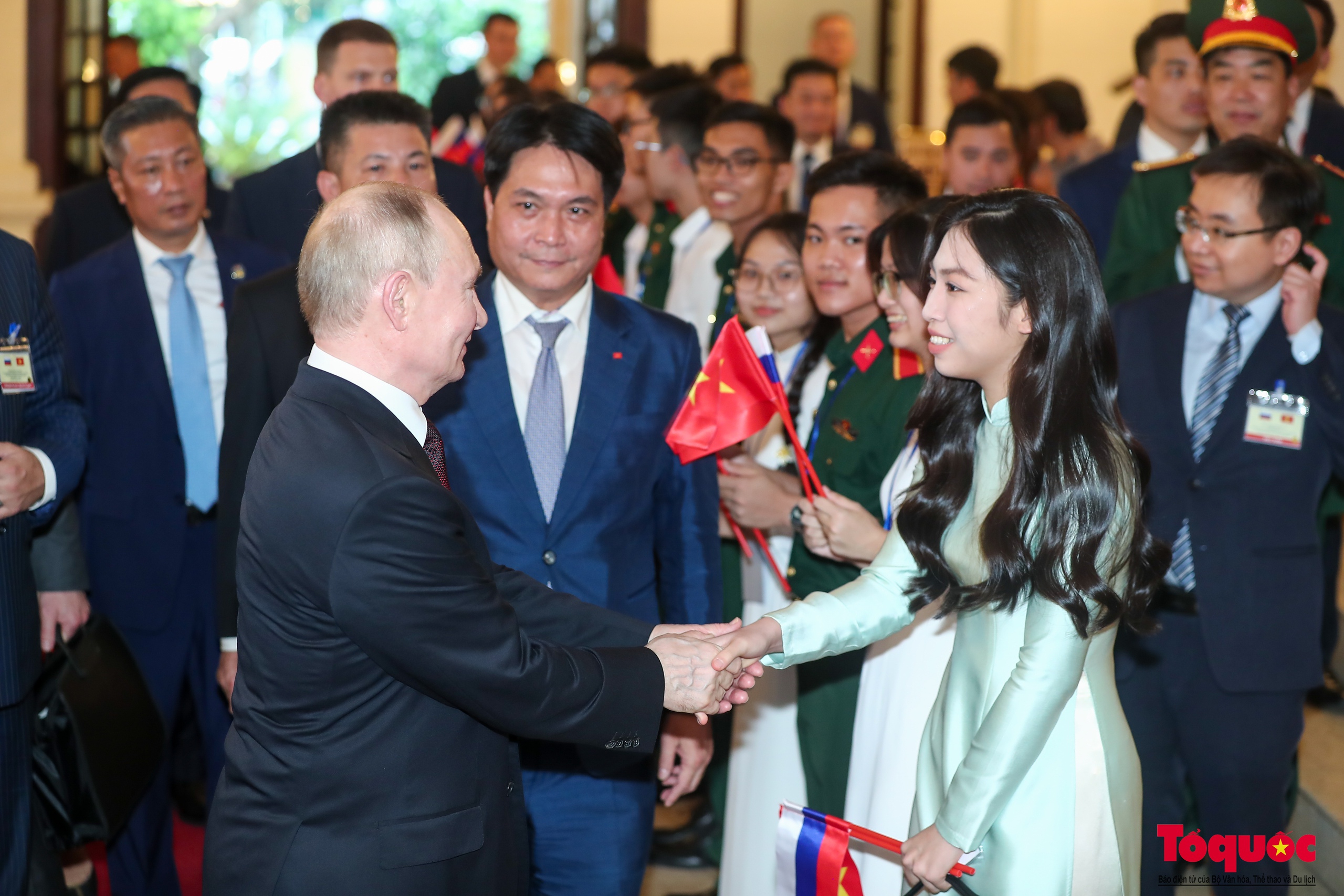 Chủ tịch nước Tô Lâm và Tổng thống Vladimir Putin gặp gỡ cựu sinh viên Việt Nam tại Nga - Ảnh 2.