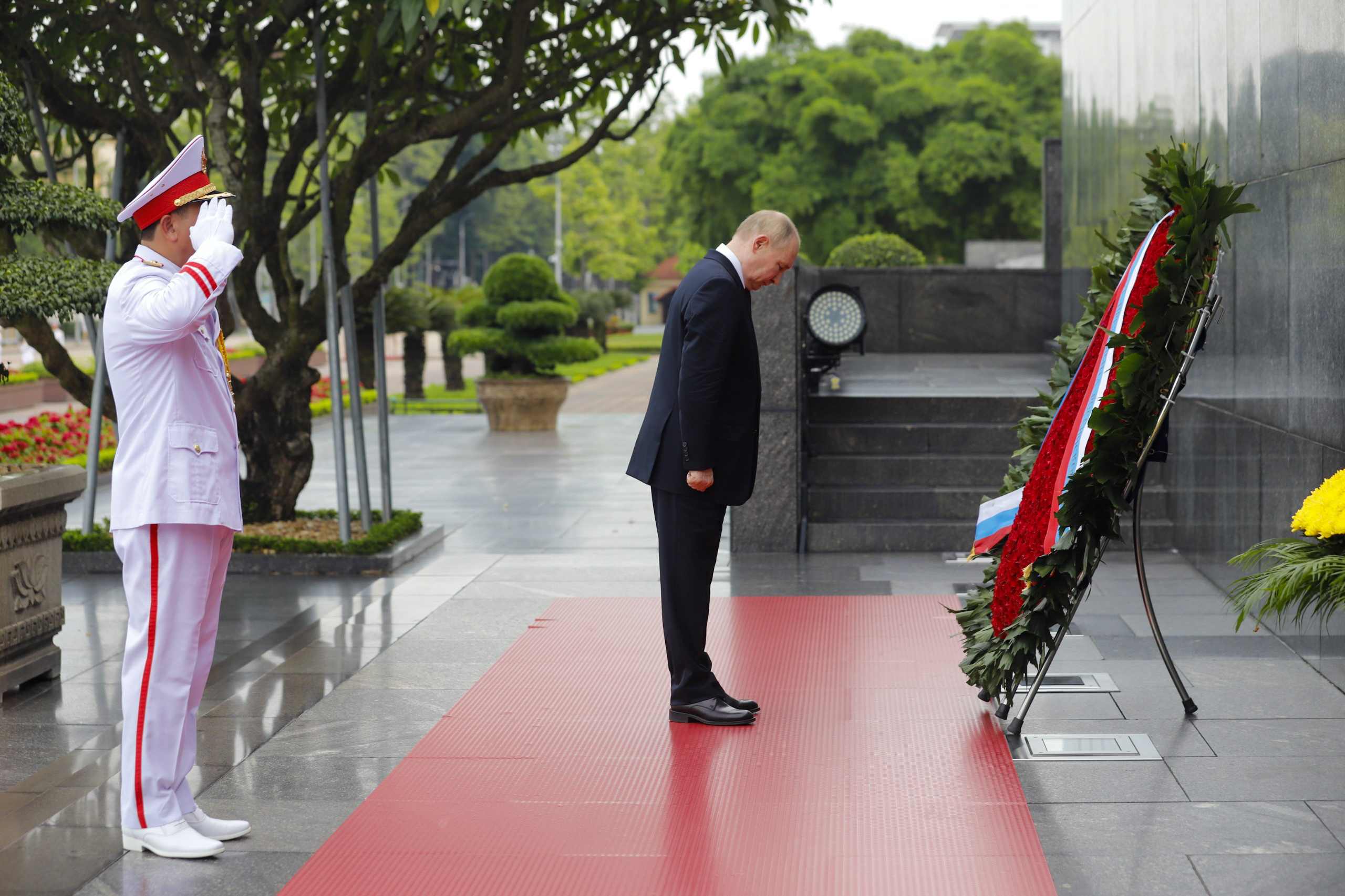 Tổng thống Nga Putin viếng Lăng Chủ tịch Hồ Chí Minh - Ảnh 3.