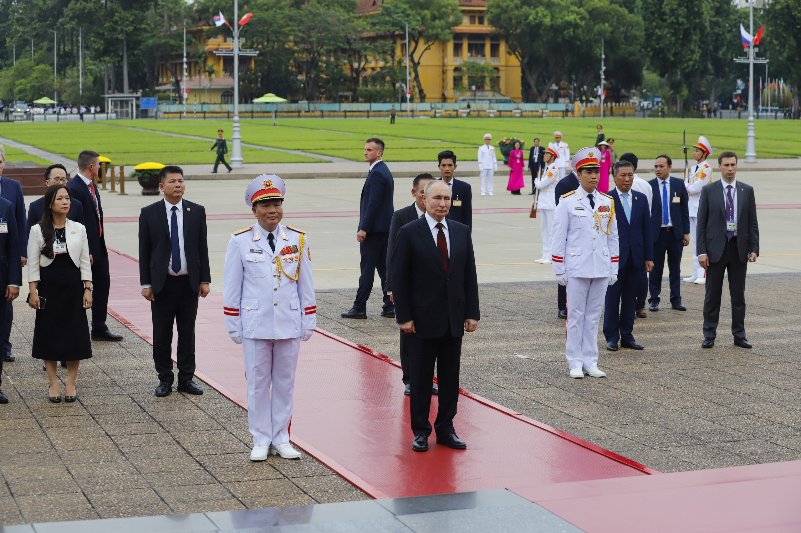 Tổng thống Nga Putin viếng Lăng Chủ tịch Hồ Chí Minh - Ảnh 5.