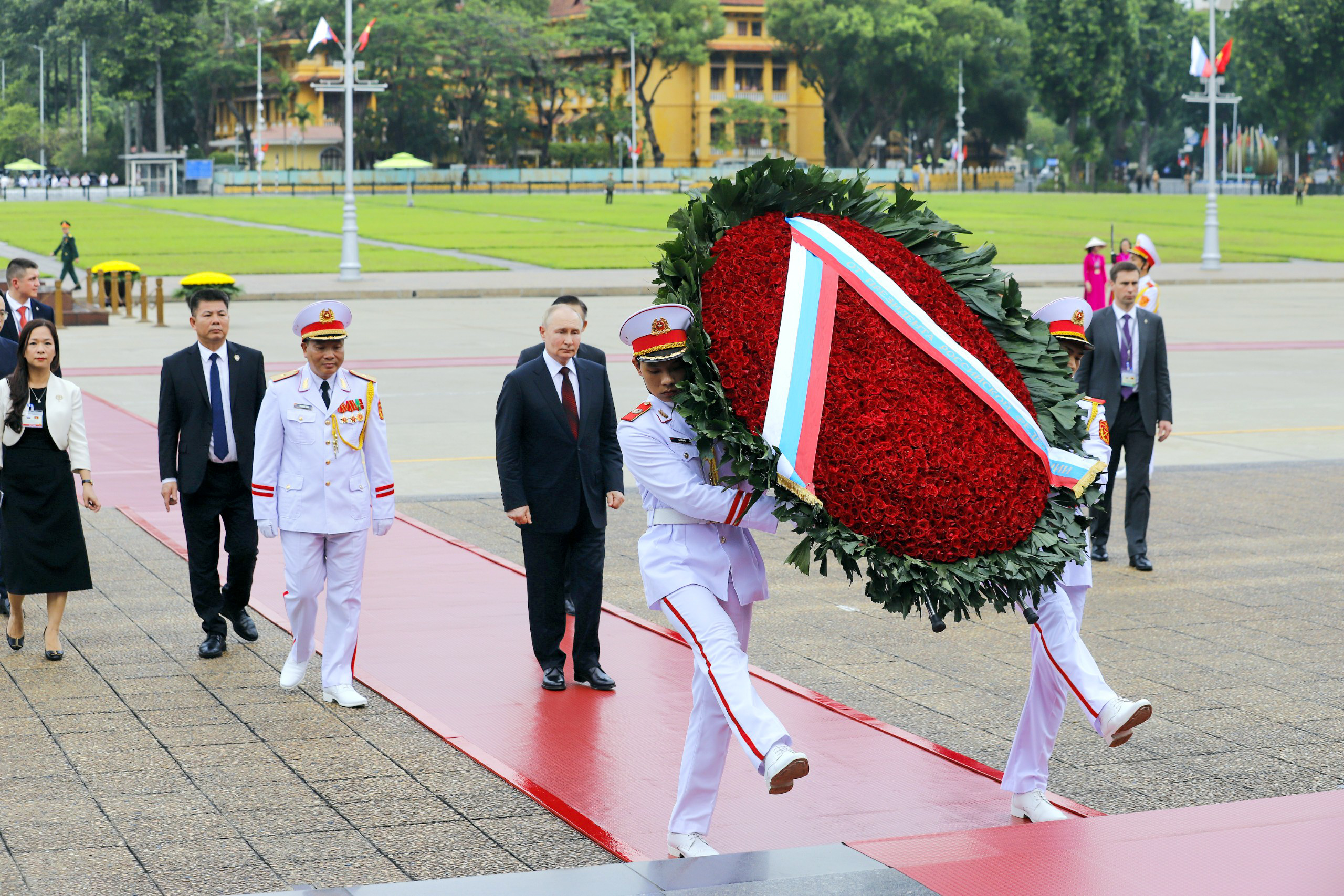 Tổng thống Nga Putin viếng Lăng Chủ tịch Hồ Chí Minh - Ảnh 1.