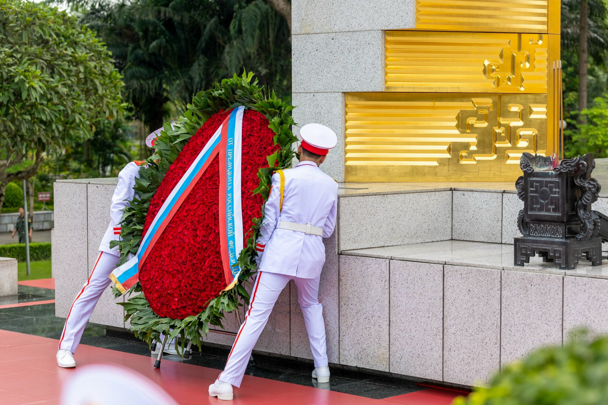 Tổng thống Nga Putin viếng Lăng Chủ tịch Hồ Chí Minh - Ảnh 8.