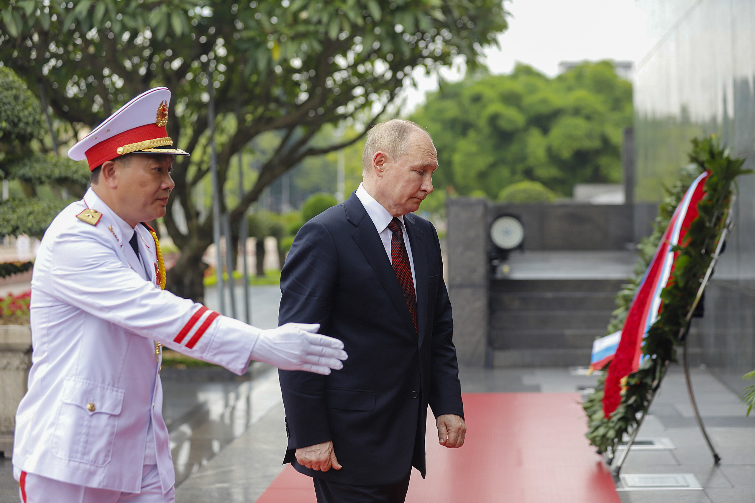 Tổng thống Nga Putin viếng Lăng Chủ tịch Hồ Chí Minh - Ảnh 6.