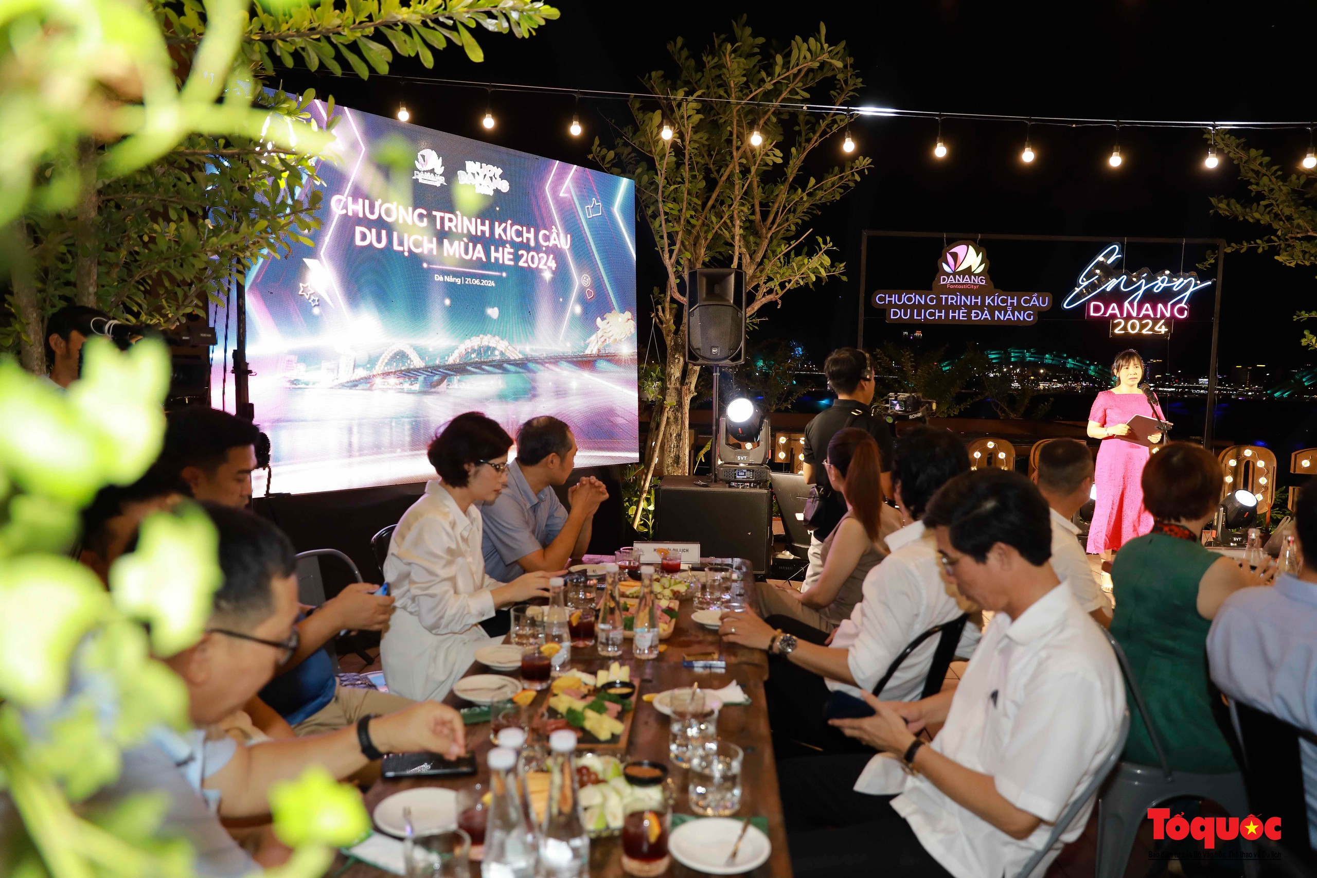 ទីក្រុងដាណាងបានដាក់ឱ្យដំណើរការផលិតផល សេវាកម្ម និងកញ្ចប់បន្សំដ៏ទាក់ទាញថ្មីៗជាបន្តបន្ទាប់ ដើម្បីទាក់ទាញភ្ញៀវទេសចរក្នុងរដូវក្តៅ - រូបថតទី 1។ Đà Nẵng tung loạt sản phẩm, dịch vụ mới và các gói combo hấp dẫn thu hút khách dịp hè - Ảnh 1.