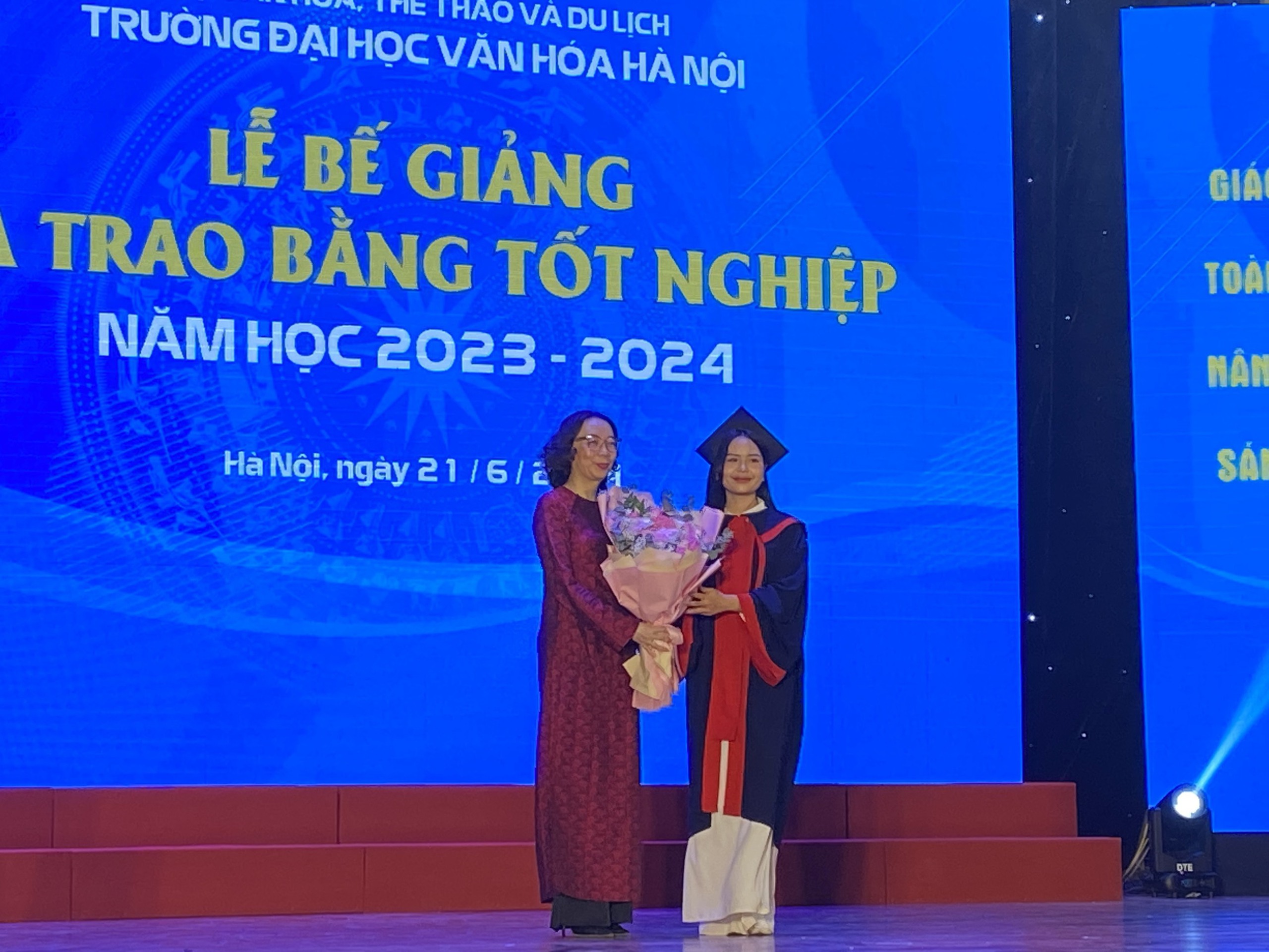 Universitas Kebudayaan Hanoi memberikan gelar kelulusan kepada hampir 1.200 Sarjana, Magister, dan Doktor pada tahun akademik 2023-2024 - Foto 1. Trường Đại học Văn hóa Hà Nội trao bằng tốt nghiệp cho gần 1.200 Cử nhân, Thạc sĩ và Tiến sĩ năm học 2023-2024 - Ảnh 1.