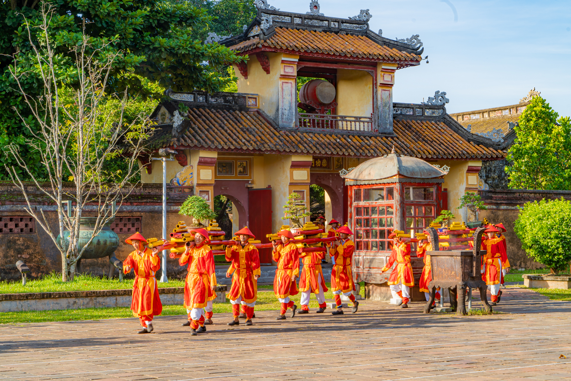 तीन क्षेत्रों के बोनसाई और ऑर्किड ह्यू रॉयल पैलेस में  Cây cảnh và phong lan ba miền