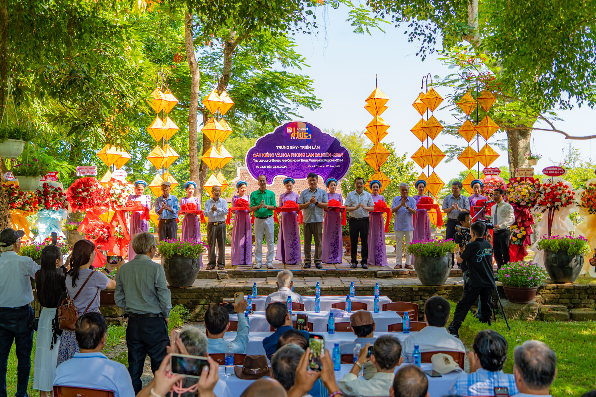 तीन क्षेत्रों के बोनसाई और ऑर्किड ह्यू रॉयल पैलेस में  Cây cảnh và phong lan ba miền