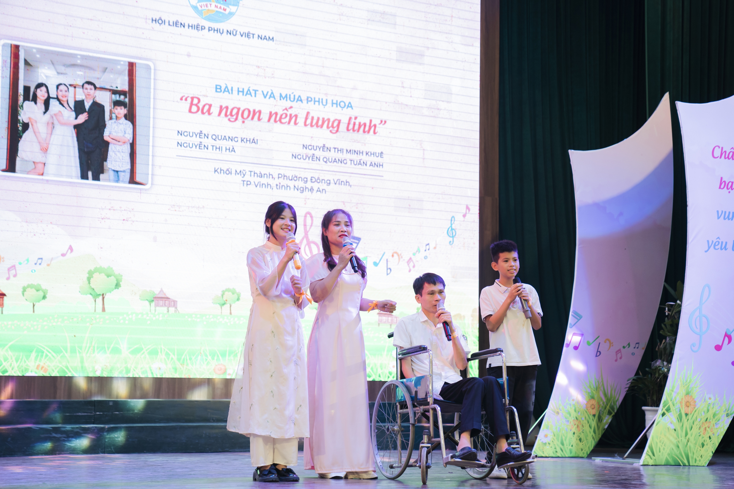 กิจกรรมสร้างสรรค์และไม่เหมือนใครมากมายในเทศกาลร้องเพลงและศิลปะรูปแบบ  Nhiều hoạt động sáng tạo, đặc sắc trong Liên hoan tiếng hát, các hình thức nghệ thuật “Gia đình gắn kết yêu thương” tại Sầm Sơn, Thanh Hóa - Ảnh 1.