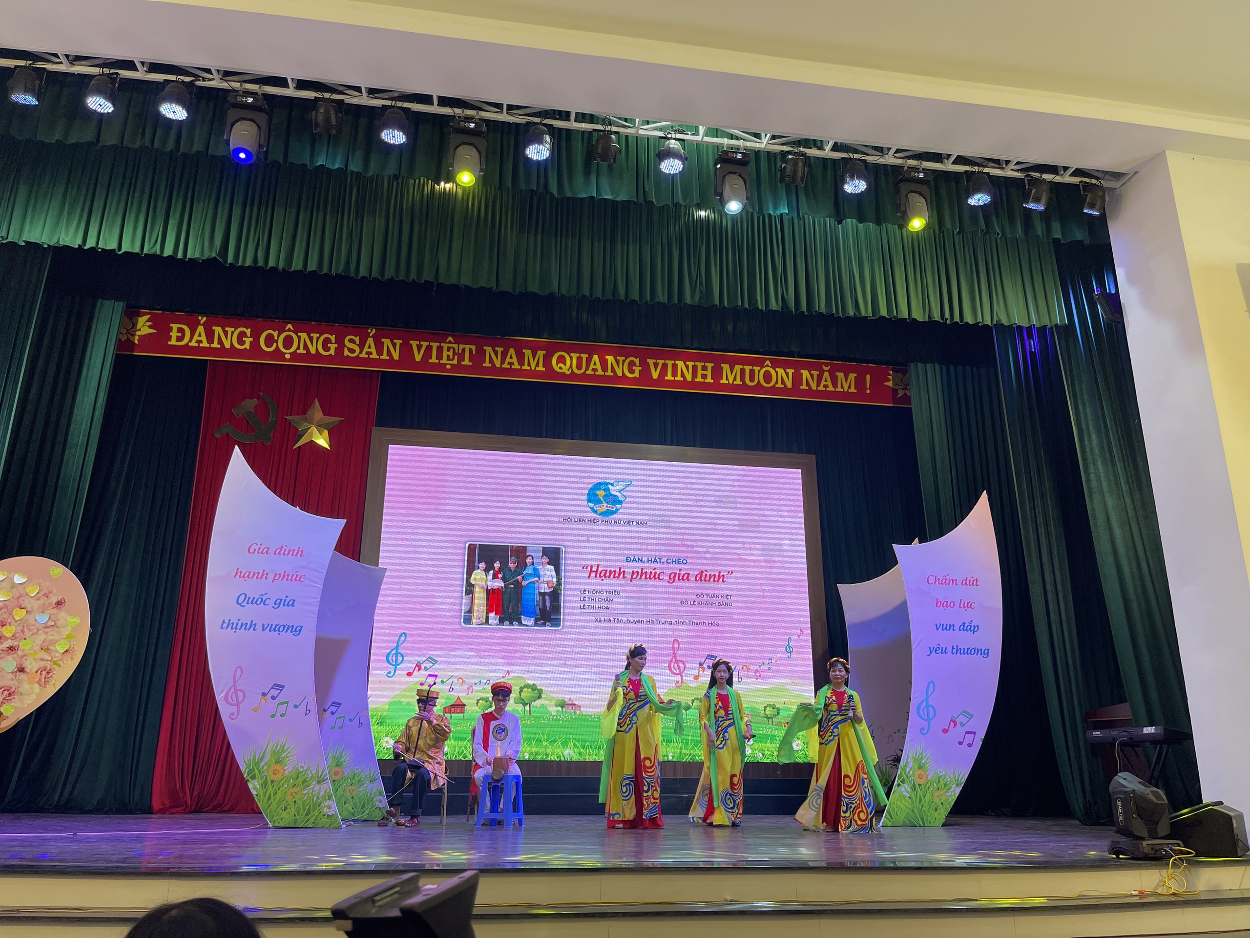 กิจกรรมสร้างสรรค์และไม่เหมือนใครมากมายในเทศกาลร้องเพลงและศิลปะรูปแบบ  Nhiều hoạt động sáng tạo, đặc sắc trong Liên hoan tiếng hát, các hình thức nghệ thuật “Gia đình gắn kết yêu thương” tại Sầm Sơn, Thanh Hóa - Ảnh 2.