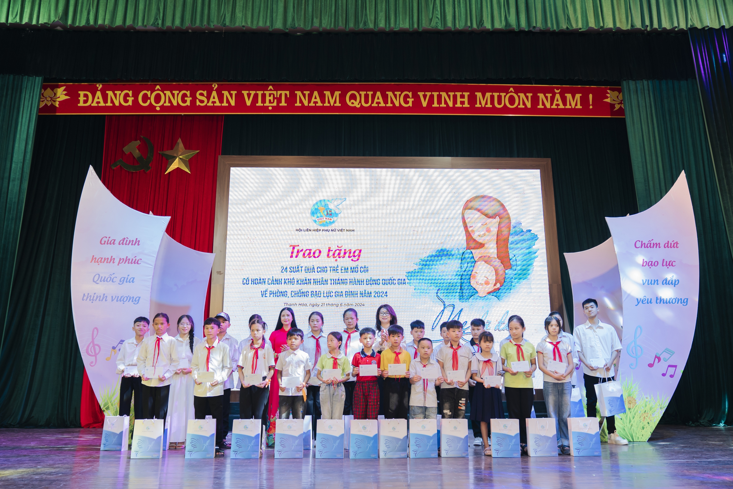 กิจกรรมสร้างสรรค์และไม่เหมือนใครมากมายในเทศกาลร้องเพลงและศิลปะรูปแบบ  Nhiều hoạt động sáng tạo, đặc sắc trong Liên hoan tiếng hát, các hình thức nghệ thuật “Gia đình gắn kết yêu thương” tại Sầm Sơn, Thanh Hóa - Ảnh 3.