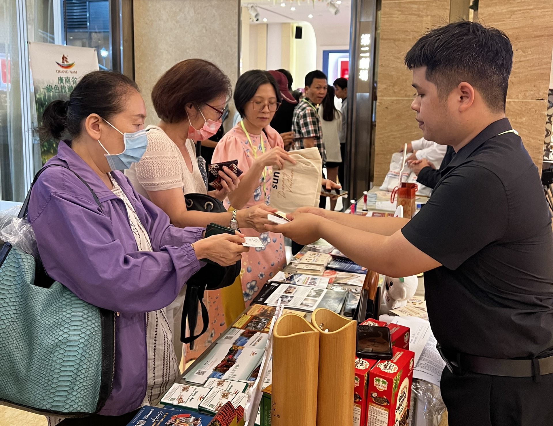 ណែនាំអំពីទេសចរណ៍ Thua Thien Hue - Da Nang - Quang Nam នៅតៃវ៉ាន់ (ចិន) - រូបថត ៣. Giới thiệu du lịch Thừa Thiên Huế - Đà Nẵng - Quảng Nam tại Đài Loan (Trung Quốc) - Ảnh 3.