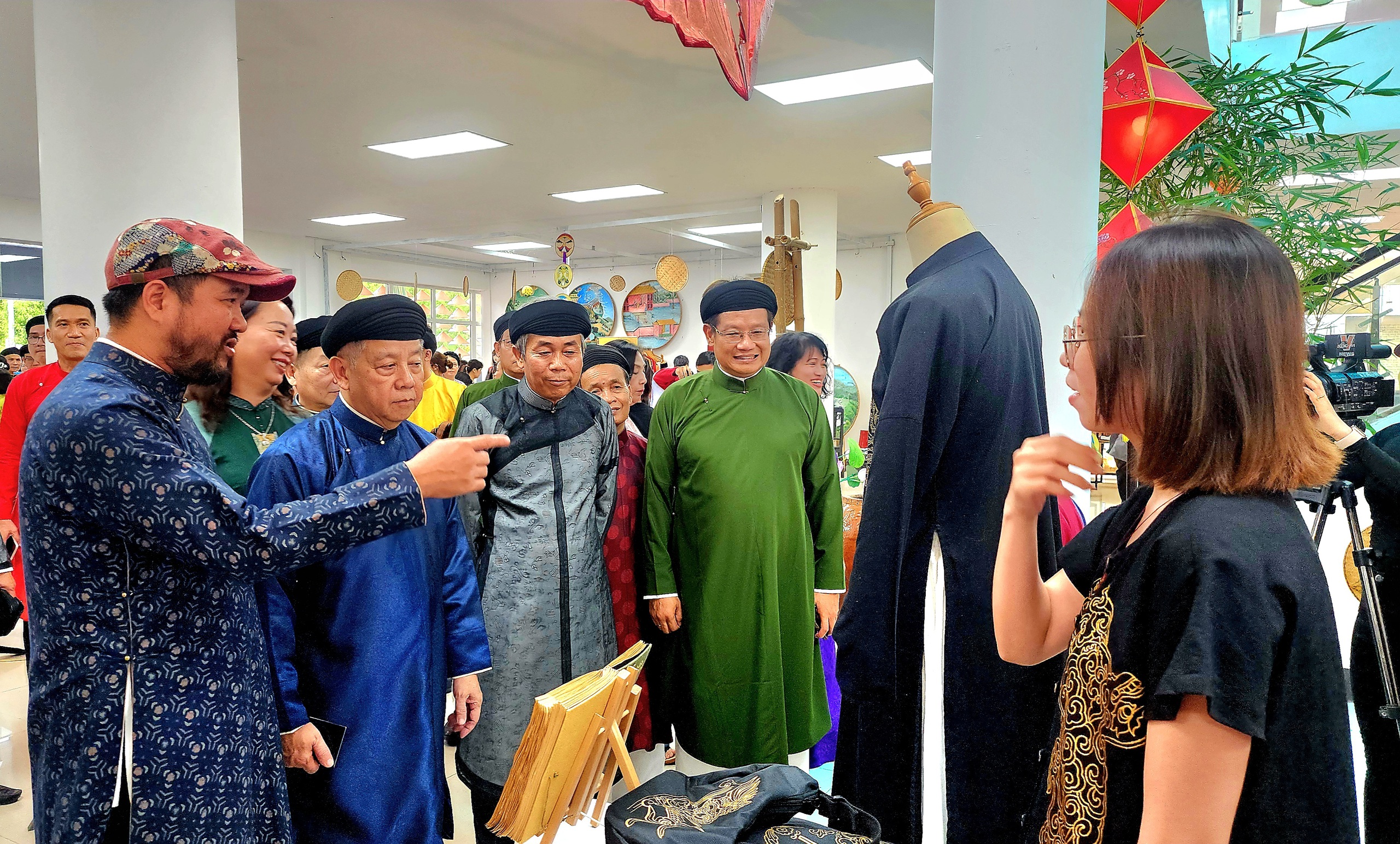Phát động Tuần lễ Áo dài cộng đồng Huế năm 2024 - Ảnh 5. Phát động Tuần lễ Áo dài cộng đồng Huế năm 2024 - Ảnh 5.