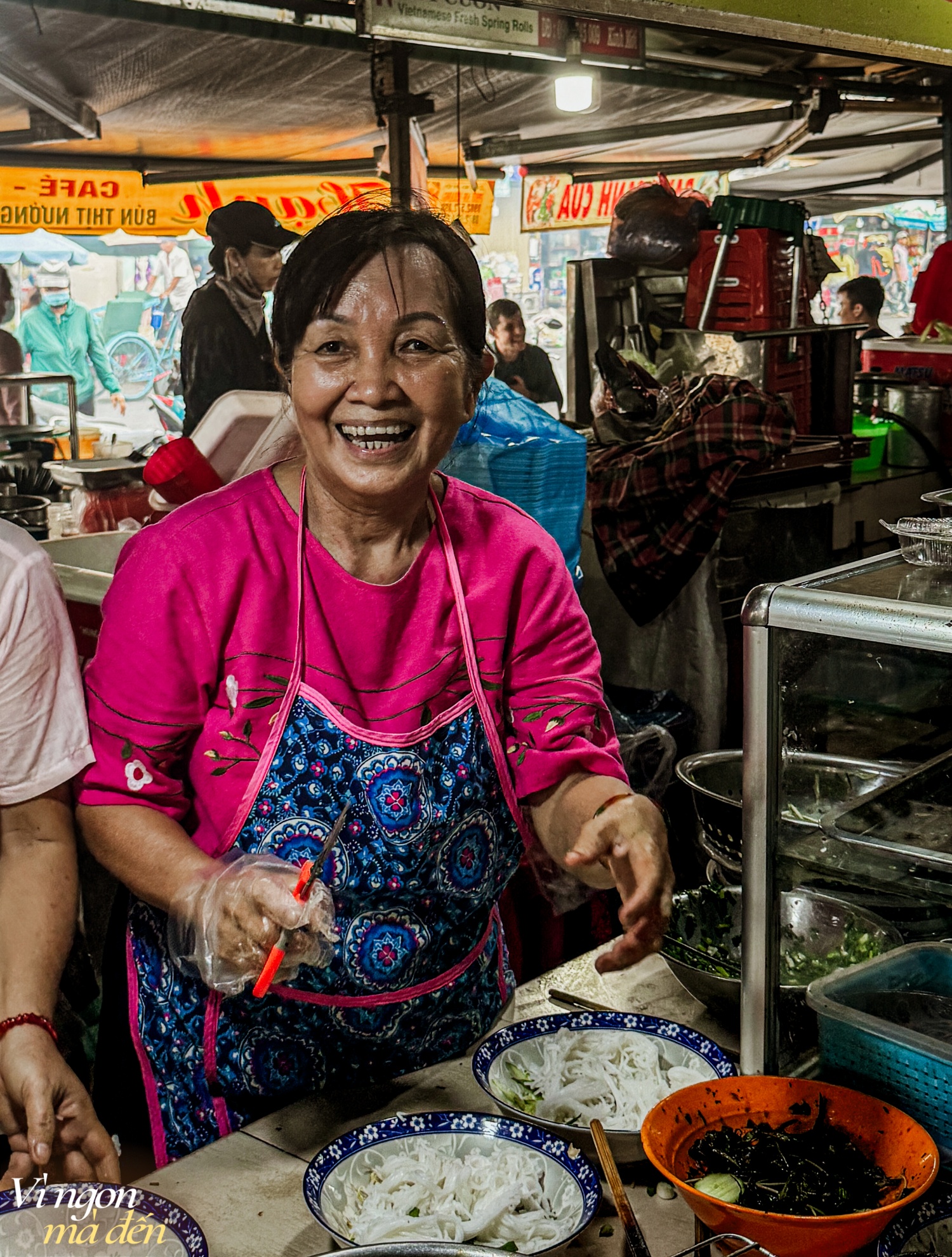 Ẩm thực trong chợ: Quán bún thịt nướng kẹp que tre biến tấu 3 miền tuổi đời gần 70 năm, từ dân văn phòng đến khách nước ngoài đều mê đắm- Ảnh 17.