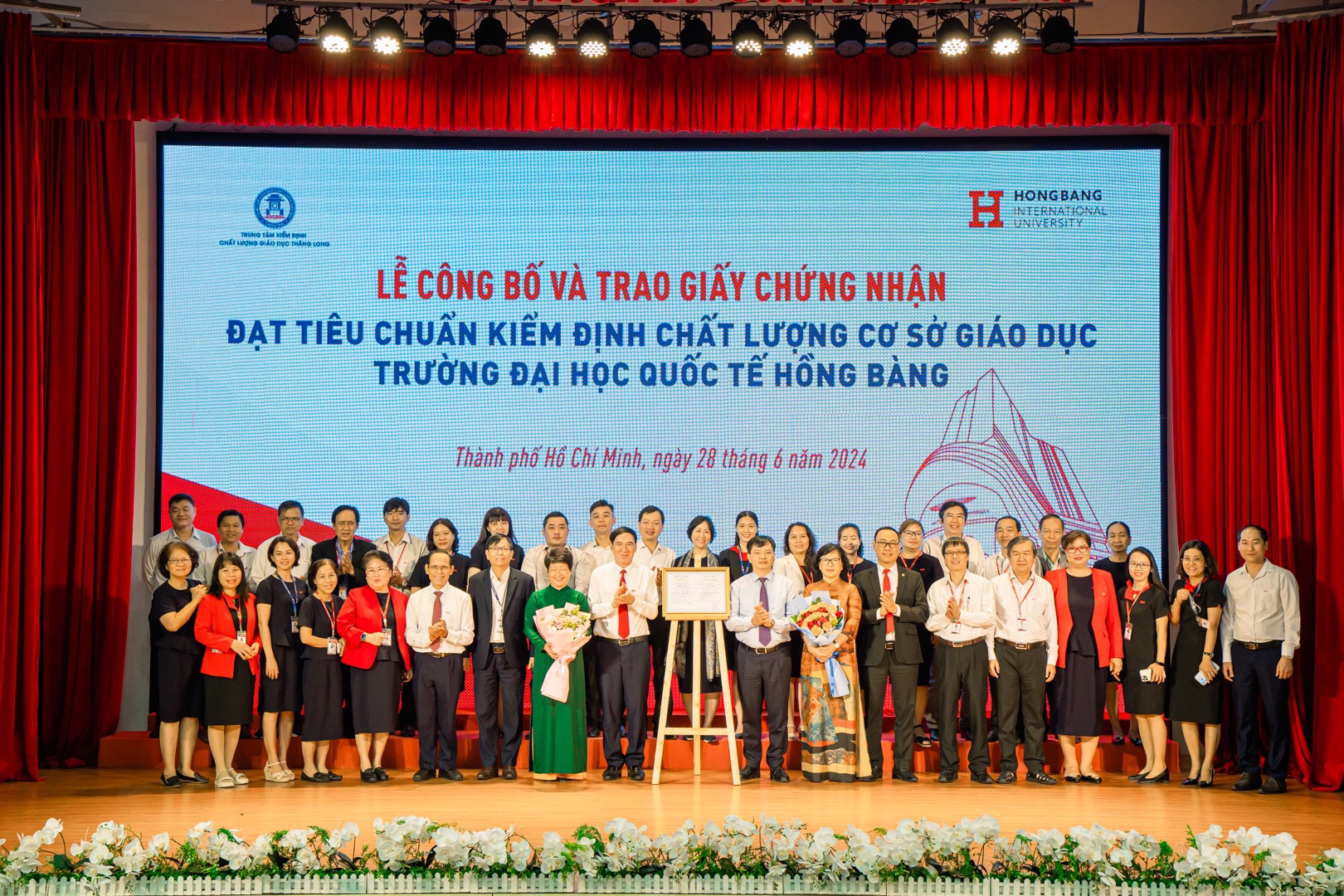 Universiti Antarabangsa Hong Bang memenuhi piawaian Kitaran Kedua Penilaian Kualiti Pendidikan Asas (2019-2024) - Foto 1. Trường Đại học Quốc tế Hồng Bàng đạt chuẩn Kiểm định chất lượng giáo dục cơ sở chu kỳ II (2019-2024) - Ảnh 1.