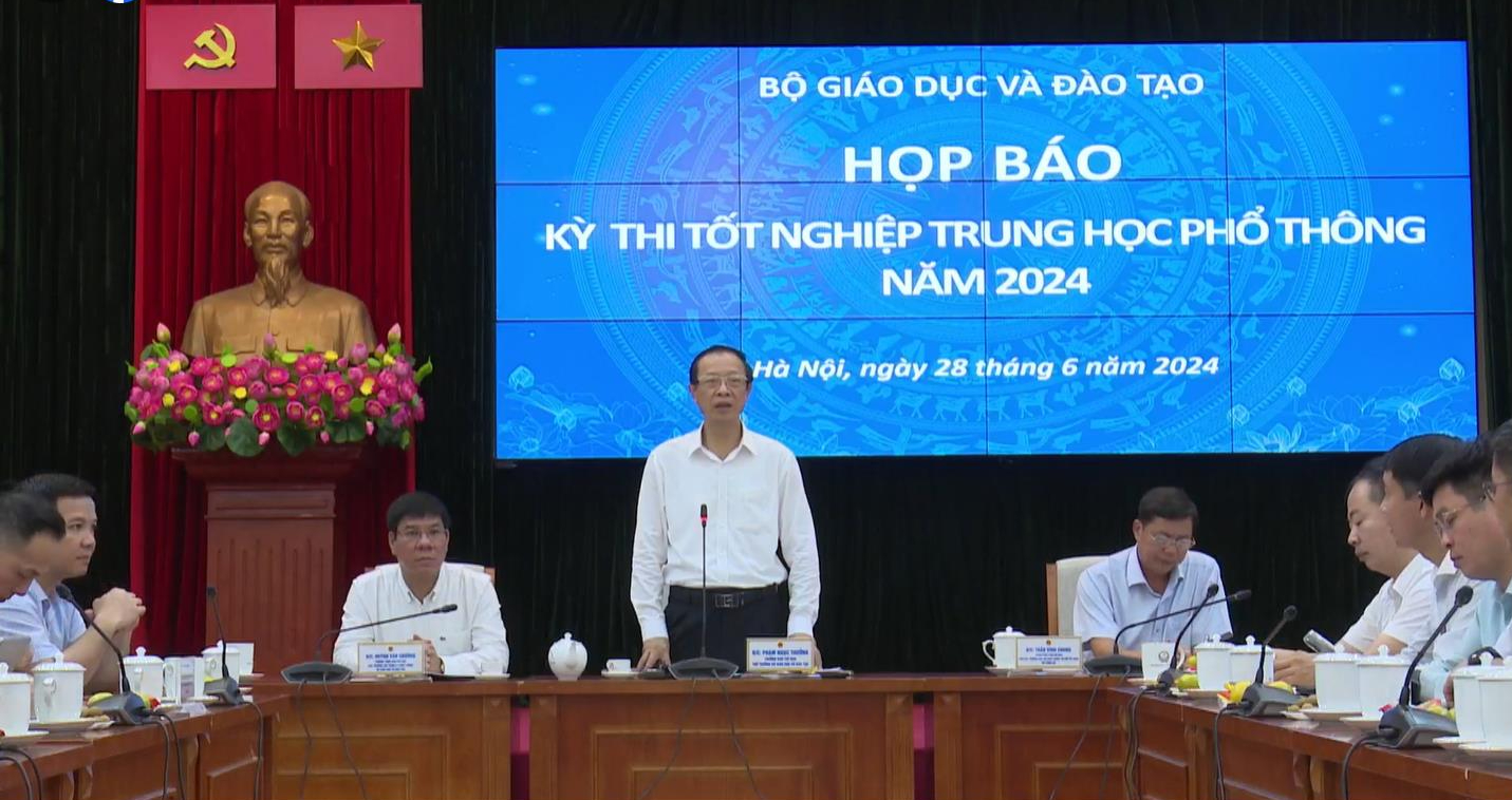 30 candidats ont enfreint le règlement lors de l'examen de fin d'études secondaires de 2024 - Photo 1. 30 thí sinh vi phạm Quy chế trong Kỳ thi tốt nghiệp THPT năm 2024 - Ảnh 1.