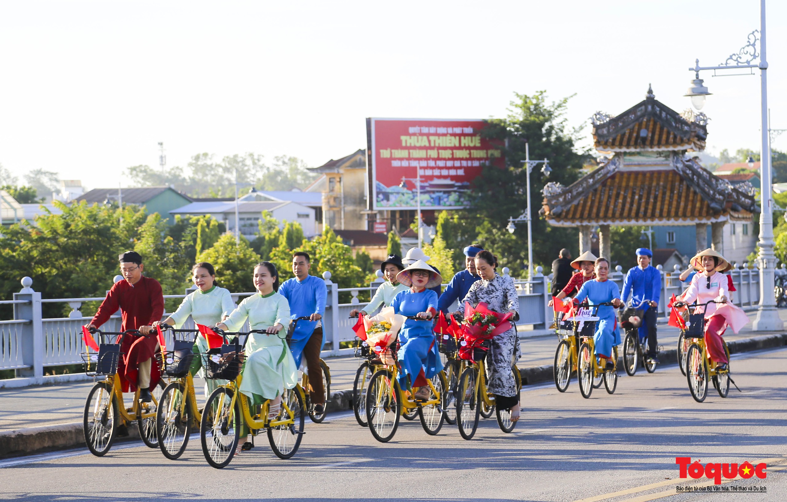 Hàng trăm người tham gia hoạt động "Áo dài với đạp xe vì môi trường" - Ảnh 2. Hàng trăm người tham gia hoạt động "Áo dài với đạp xe vì môi trường" - Ảnh 2.