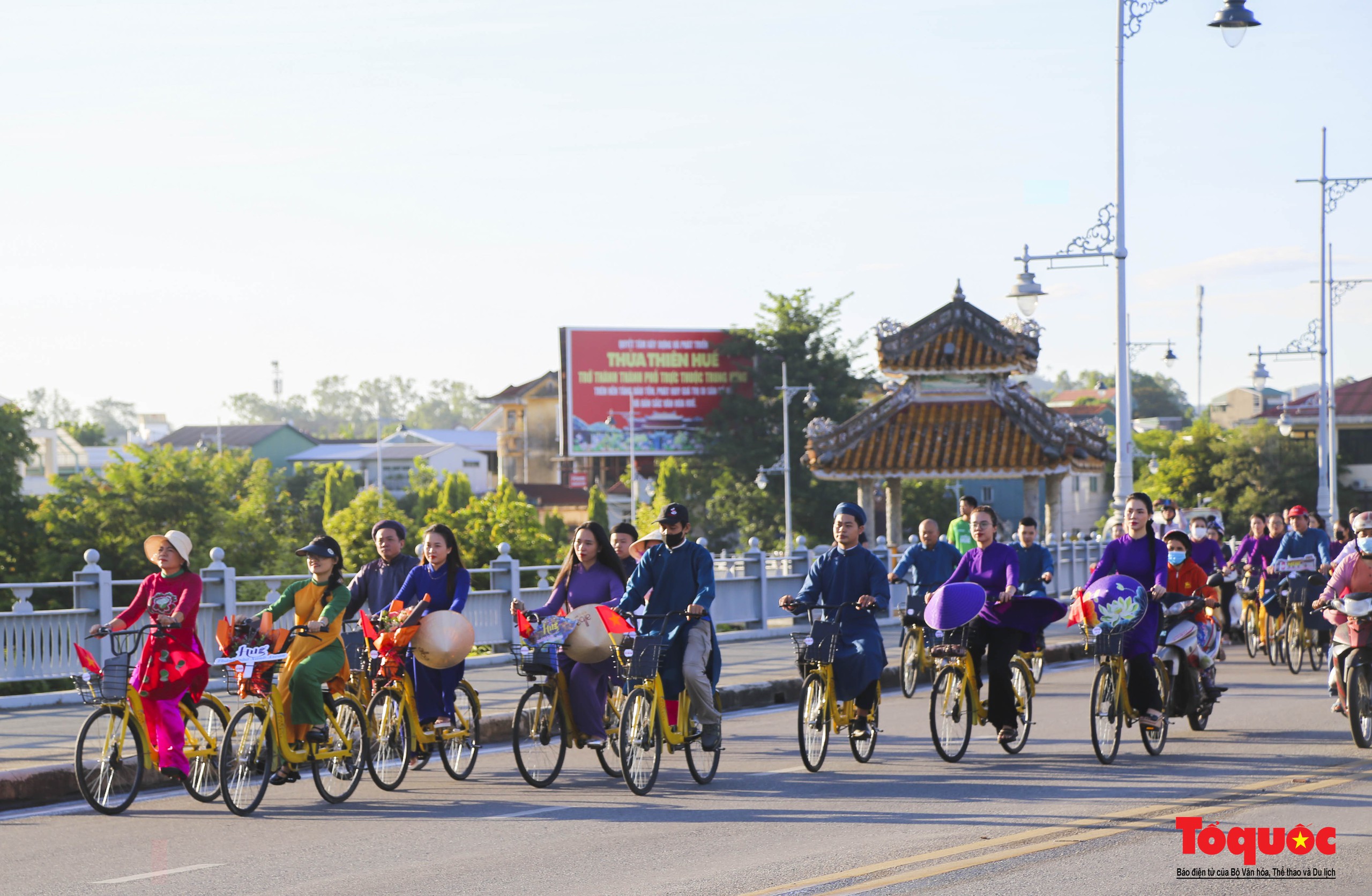 Hàng trăm người tham gia hoạt động "Áo dài với đạp xe vì môi trường" - Ảnh 1. Hàng trăm người tham gia hoạt động "Áo dài với đạp xe vì môi trường" - Ảnh 1.