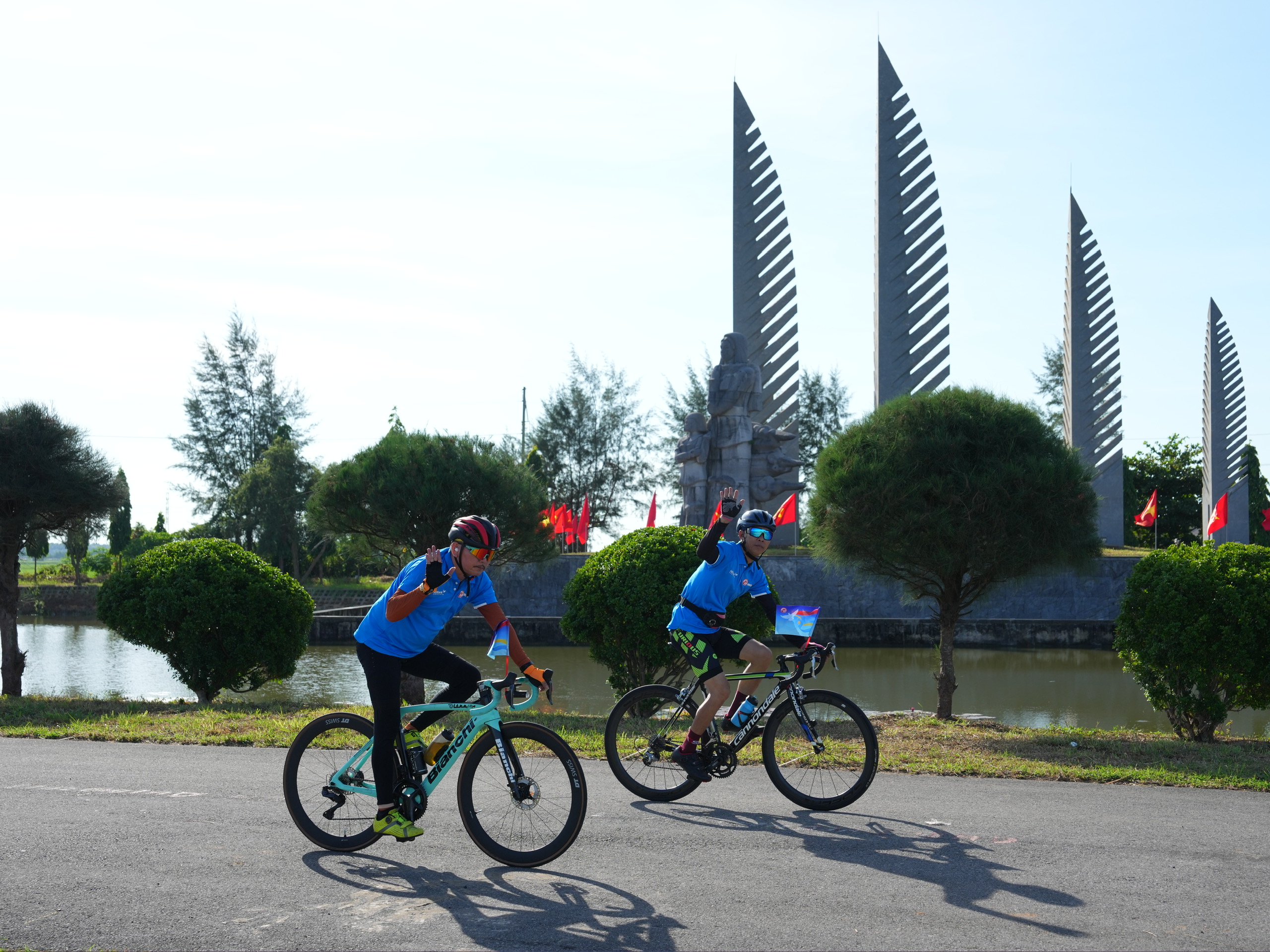Khai mạc ngày hội đạp xe tôn vinh những giá trị hòa bình - Ảnh 8.