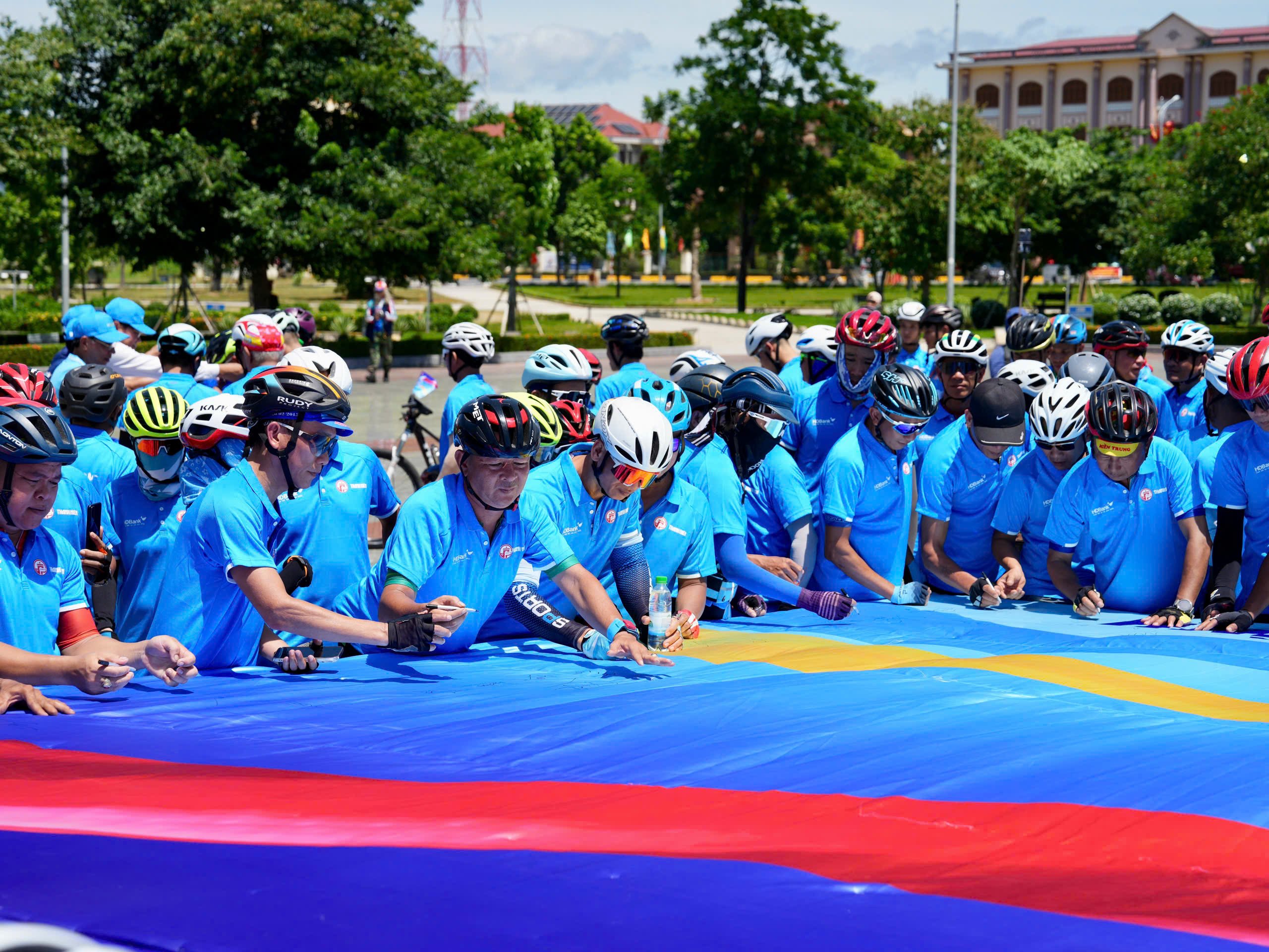 Khai mạc ngày hội đạp xe tôn vinh những giá trị hòa bình - Ảnh 14.