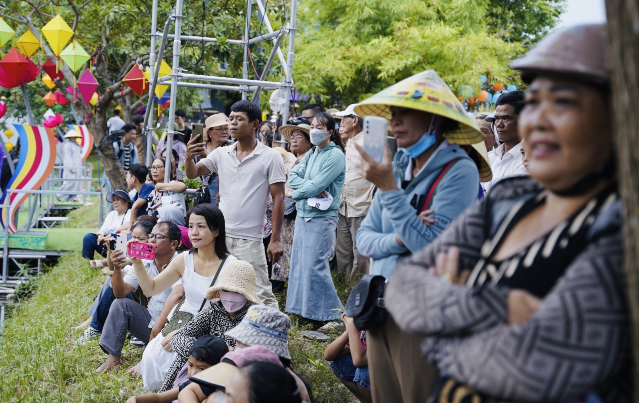 លោកគ្រូ-អ្នកគ្រូ និងសិស្សានុសិស្សរាប់រយនាក់បានផ្លាស់ប្តូរ និងផ្សព្វផ្សាយសិល្បៈ Bài Chòi យ៉ាងរីករាយ - រូបថត ៣. Hàng trăm giáo viên, học sinh hào hứng giao lưu, lan toả nghệ thuật Bài Chòi - Ảnh 3.