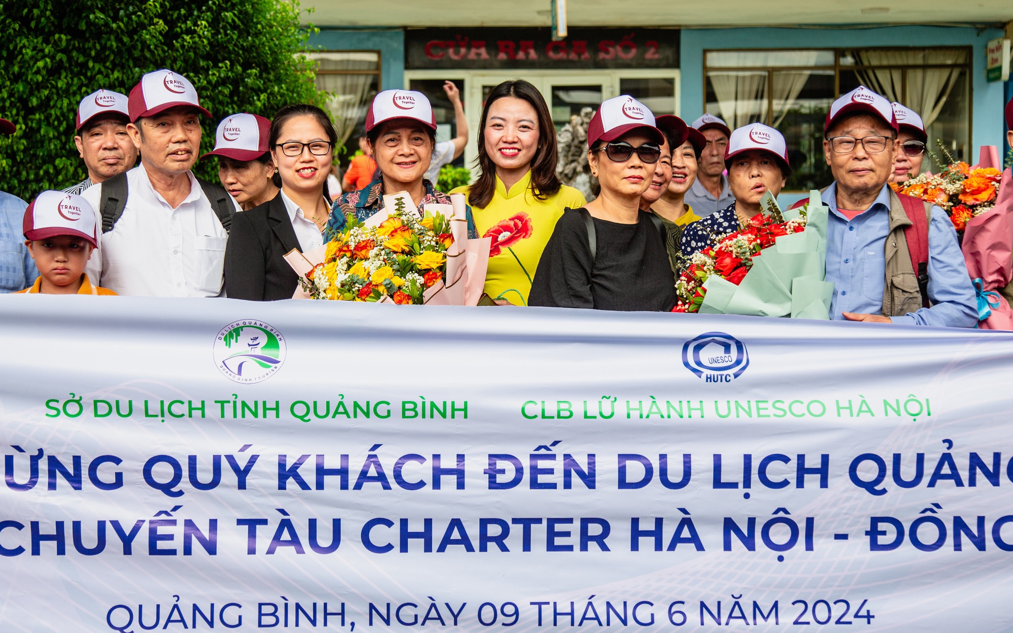 Hơn 300 khách đến Quảng Bình bằng tàu charter