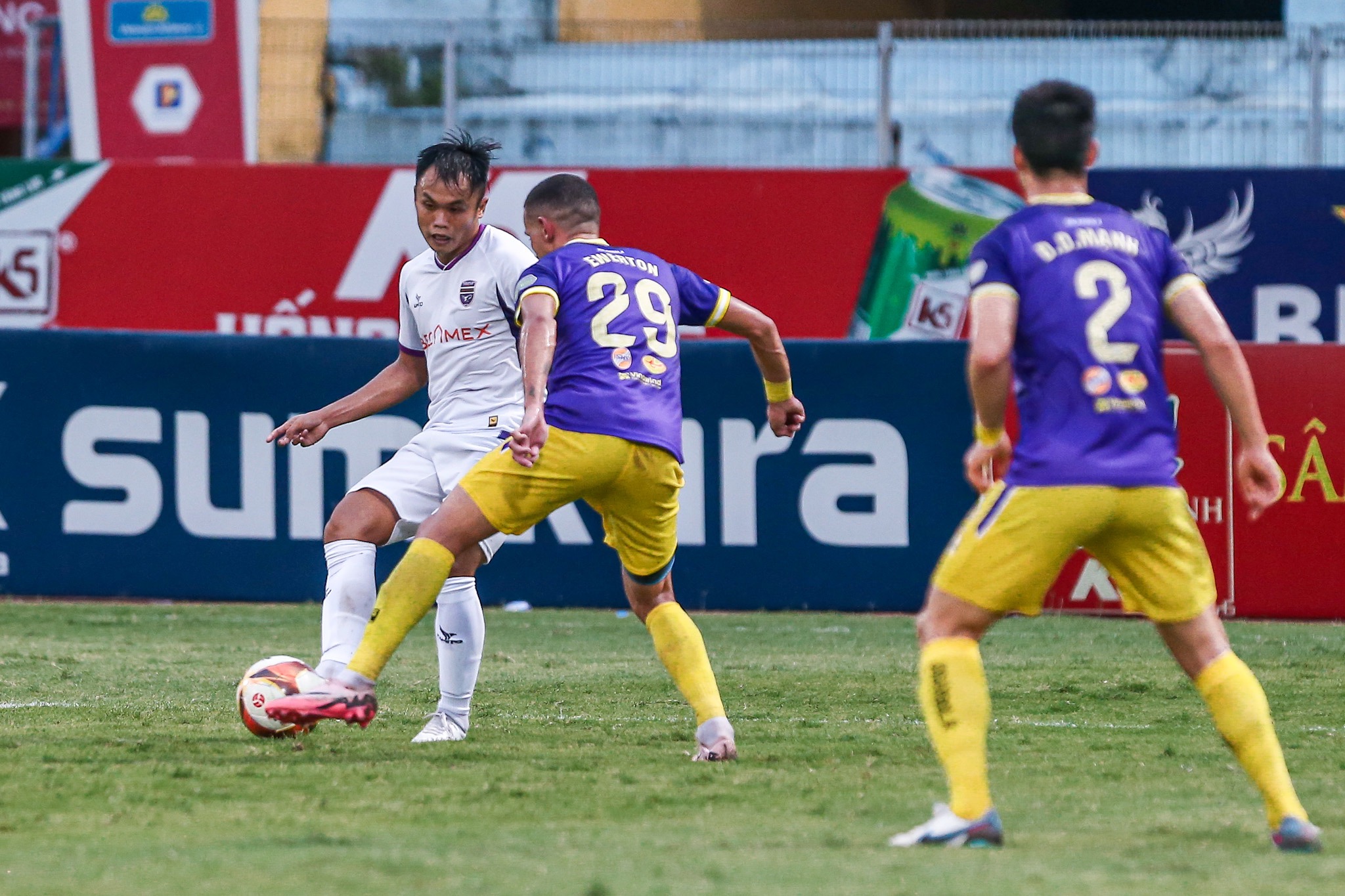 បន្ទាប់ពីជុំទី 26 នៃ V-League ឆ្នាំ 2023/24៖ រង់ចាំ HLHT ច្របាច់តាមទ្វារចង្អៀត - រូបថតទី 2 ។ Sau vòng 26 V-League 2023/24: Chờ HLHT lách qua khe cửa hẹp - Ảnh 2.