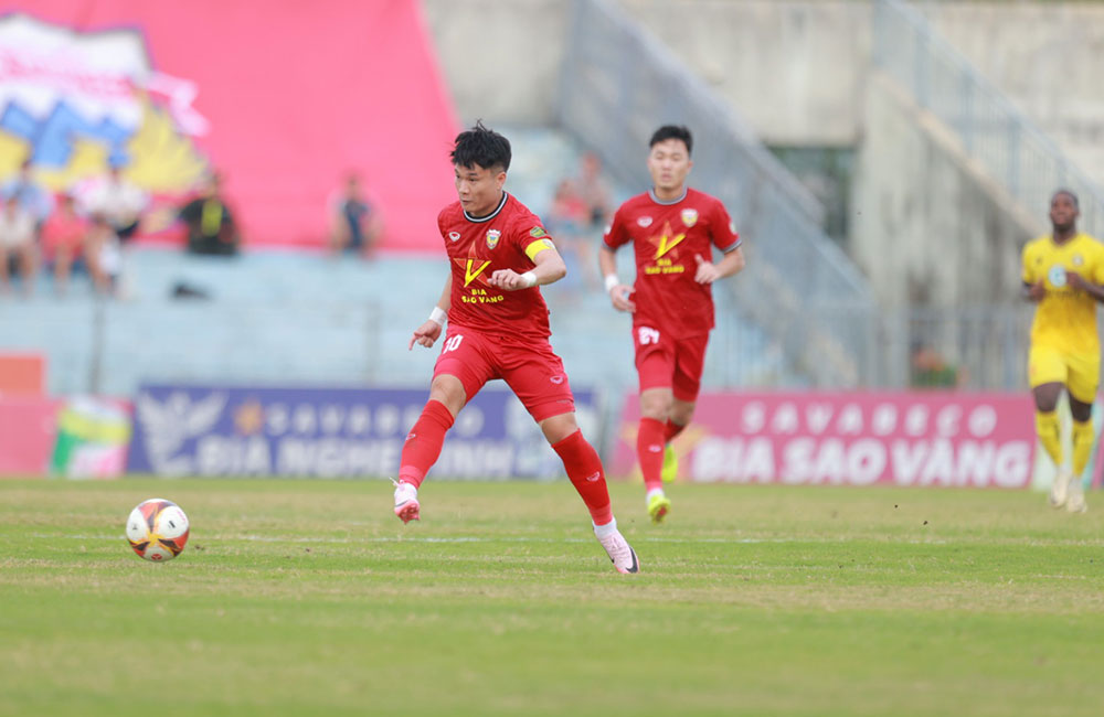 បន្ទាប់ពីជុំទី 26 នៃ V-League ឆ្នាំ 2023/24៖ រង់ចាំ HLHT ច្របាច់តាមទ្វារចង្អៀត - រូបថត 1 ។ Sau vòng 26 V-League 2023/24: Chờ HLHT lách qua khe cửa hẹp - Ảnh 1.