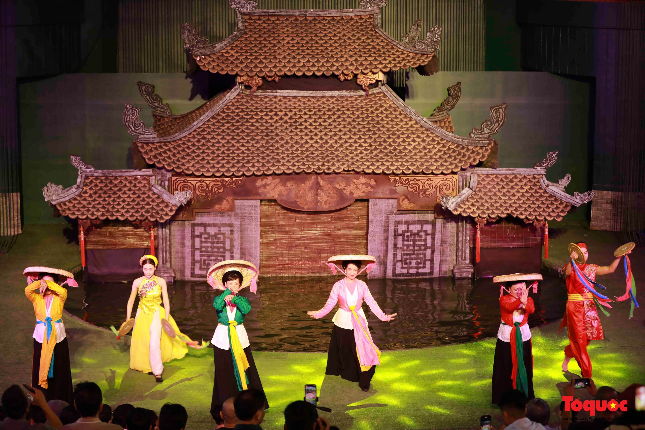 Du khách thích thú khám phá dòng chảy văn hóa Việt tại nhà hát múa rối lớn nhất miền Trung - Ảnh 3.