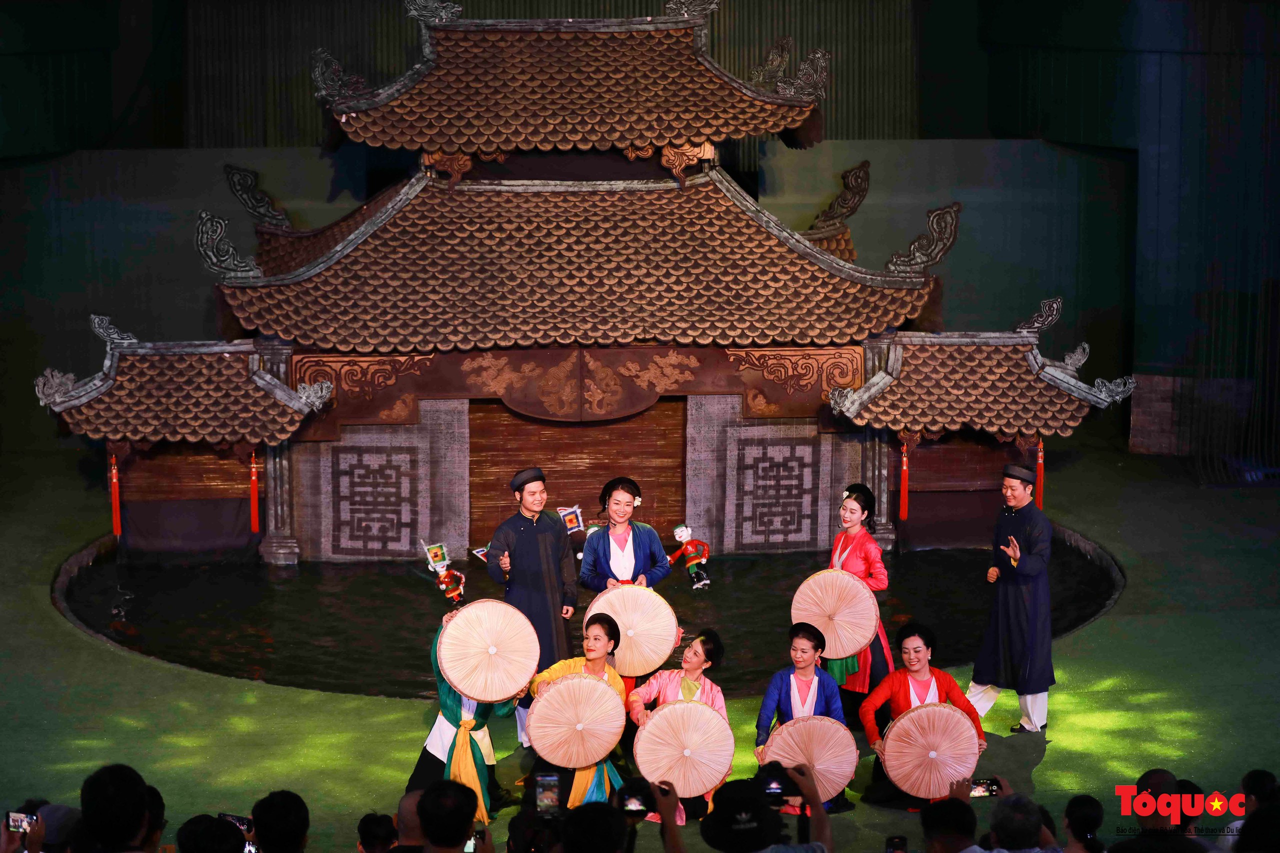 Du khách thích thú khám phá dòng chảy văn hóa Việt tại nhà hát múa rối lớn nhất miền Trung - Ảnh 2.