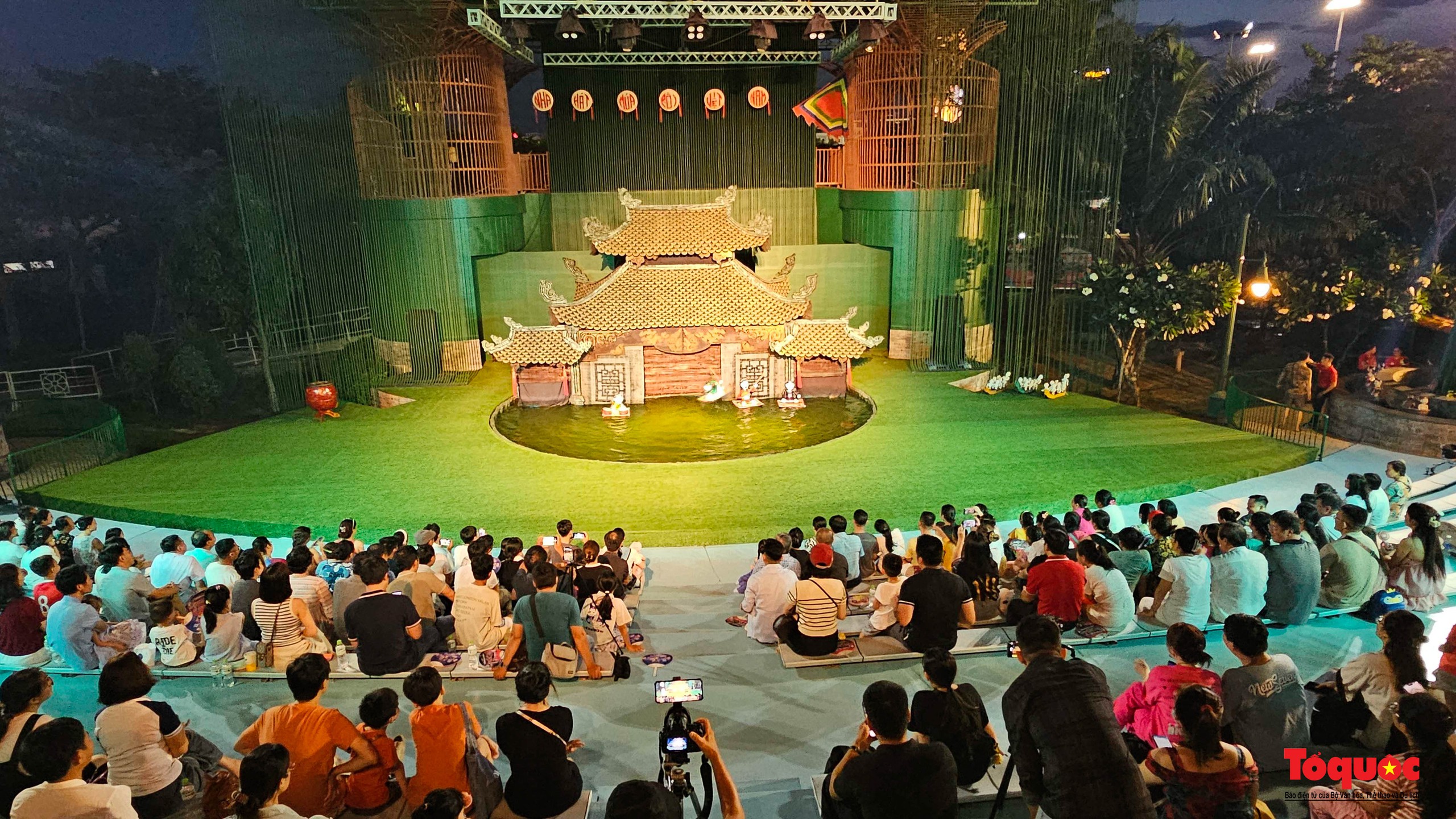 Du khách thích thú khám phá dòng chảy văn hóa Việt tại nhà hát múa rối lớn nhất miền Trung - Ảnh 1.