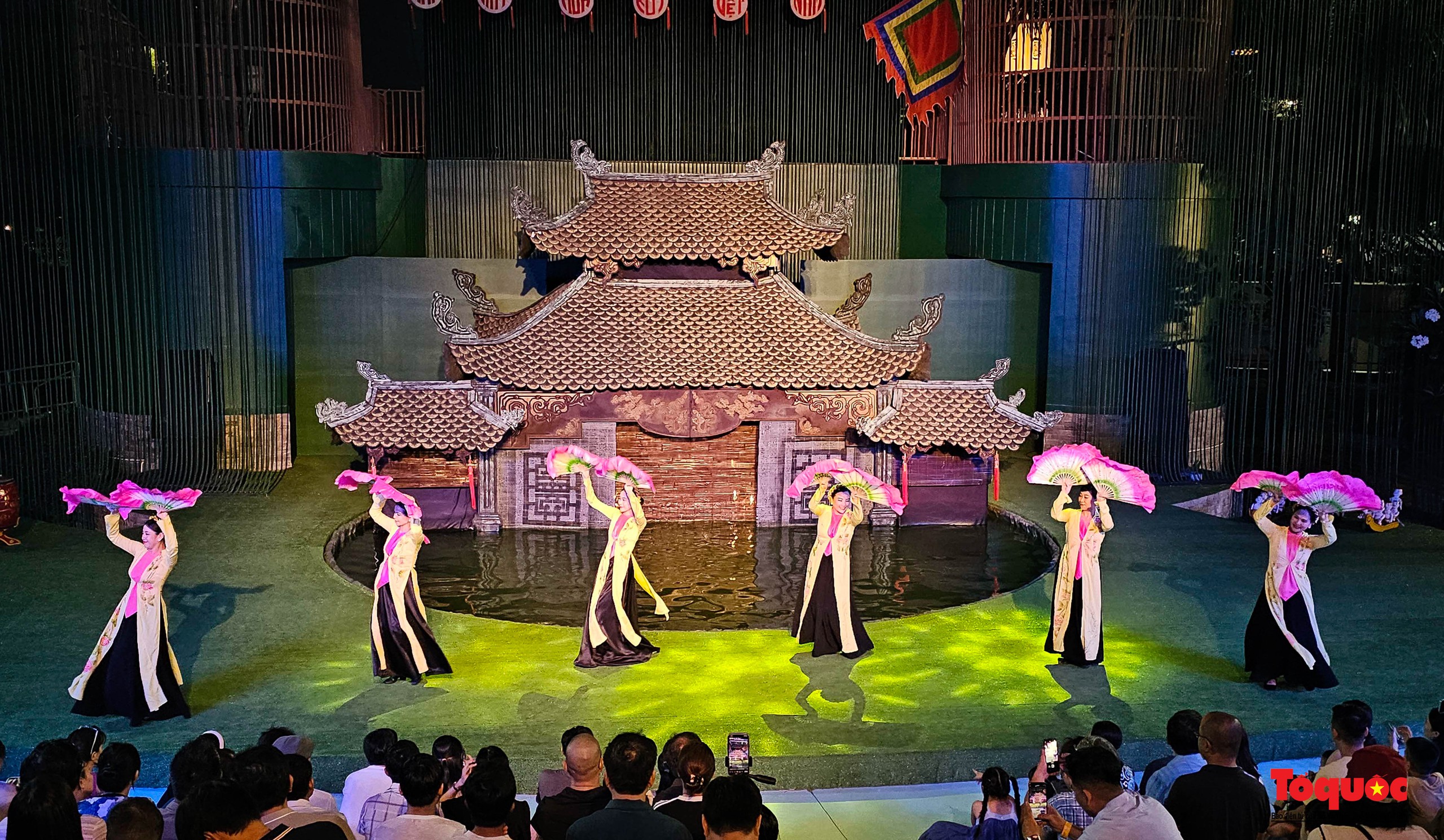 Du khách thích thú khám phá dòng chảy văn hóa Việt tại nhà hát múa rối lớn nhất miền Trung - Ảnh 13.