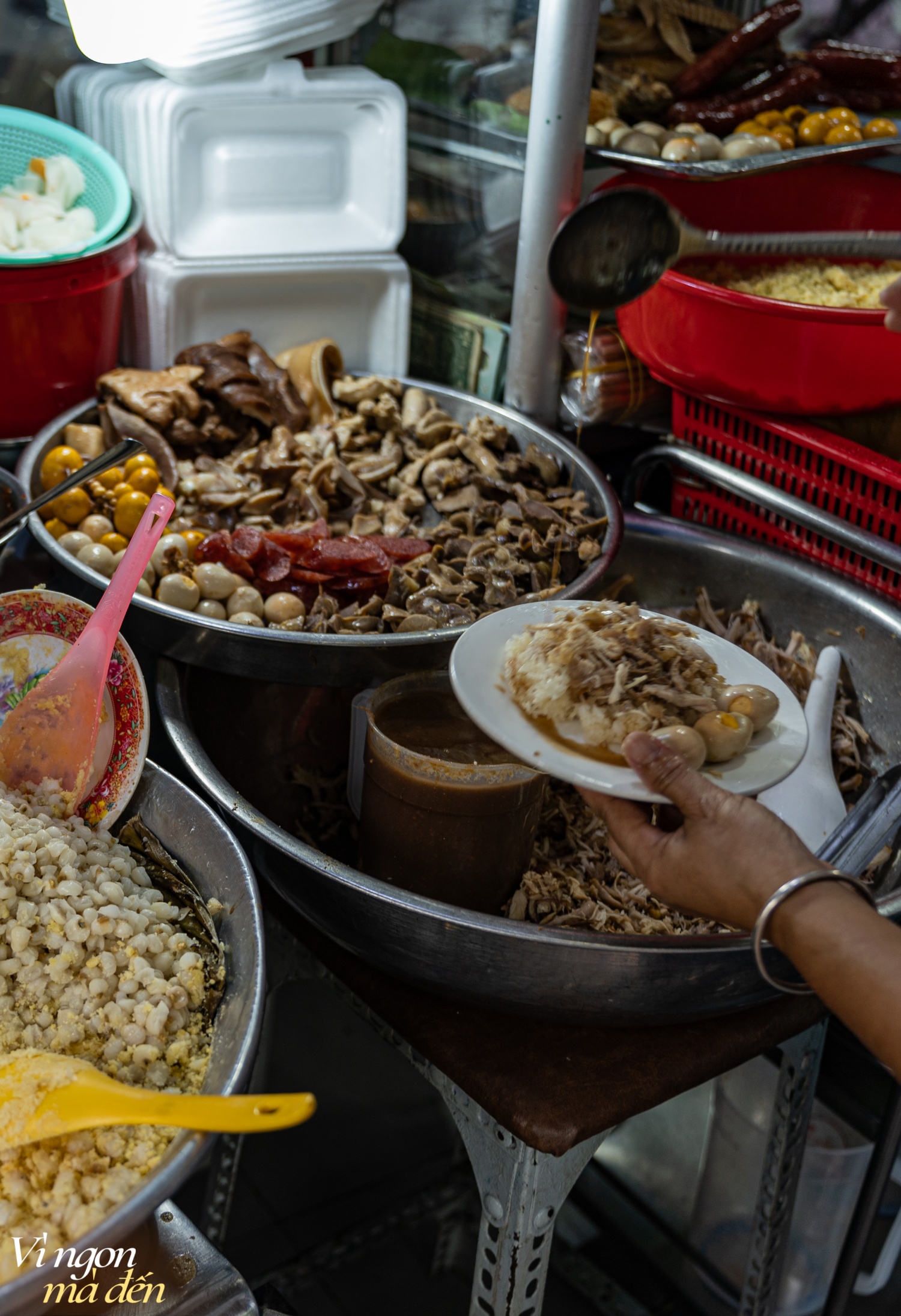 Ăn thử tiệm xôi kiểu Bắc mẹ truyền con nối giữa trung tâm Sài Gòn: Hàng chục năm là địa chỉ 