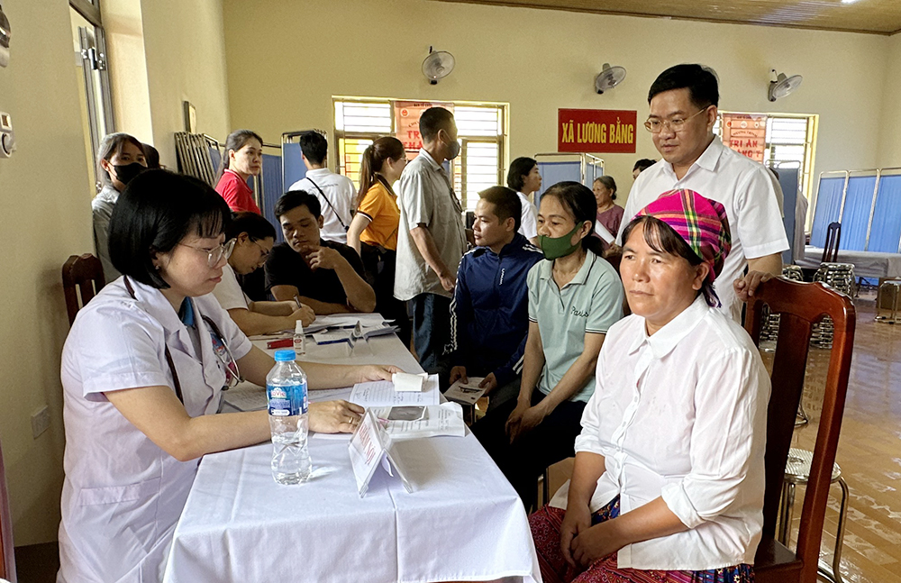 Chương trình "Tri ân tháng 7": Tặng hơn 300 suất quà tới các gia đình chính sách, người có công - Ảnh 2. Chương trình "Tri ân tháng 7": Tặng hơn 300 suất quà tới các gia đình chính sách, người có công - Ảnh 2.