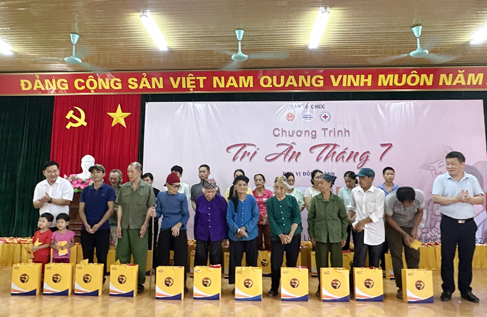 Chương trình "Tri ân tháng 7": Tặng hơn 300 suất quà tới các gia đình chính sách, người có công - Ảnh 3. Chương trình "Tri ân tháng 7": Tặng hơn 300 suất quà tới các gia đình chính sách, người có công - Ảnh 3.