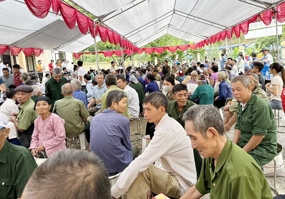 Chương trình "Tri ân tháng 7": Tặng hơn 300 suất quà tới các gia đình chính sách, người có công - Ảnh 4. Chương trình "Tri ân tháng 7": Tặng hơn 300 suất quà tới các gia đình chính sách, người có công - Ảnh 4.