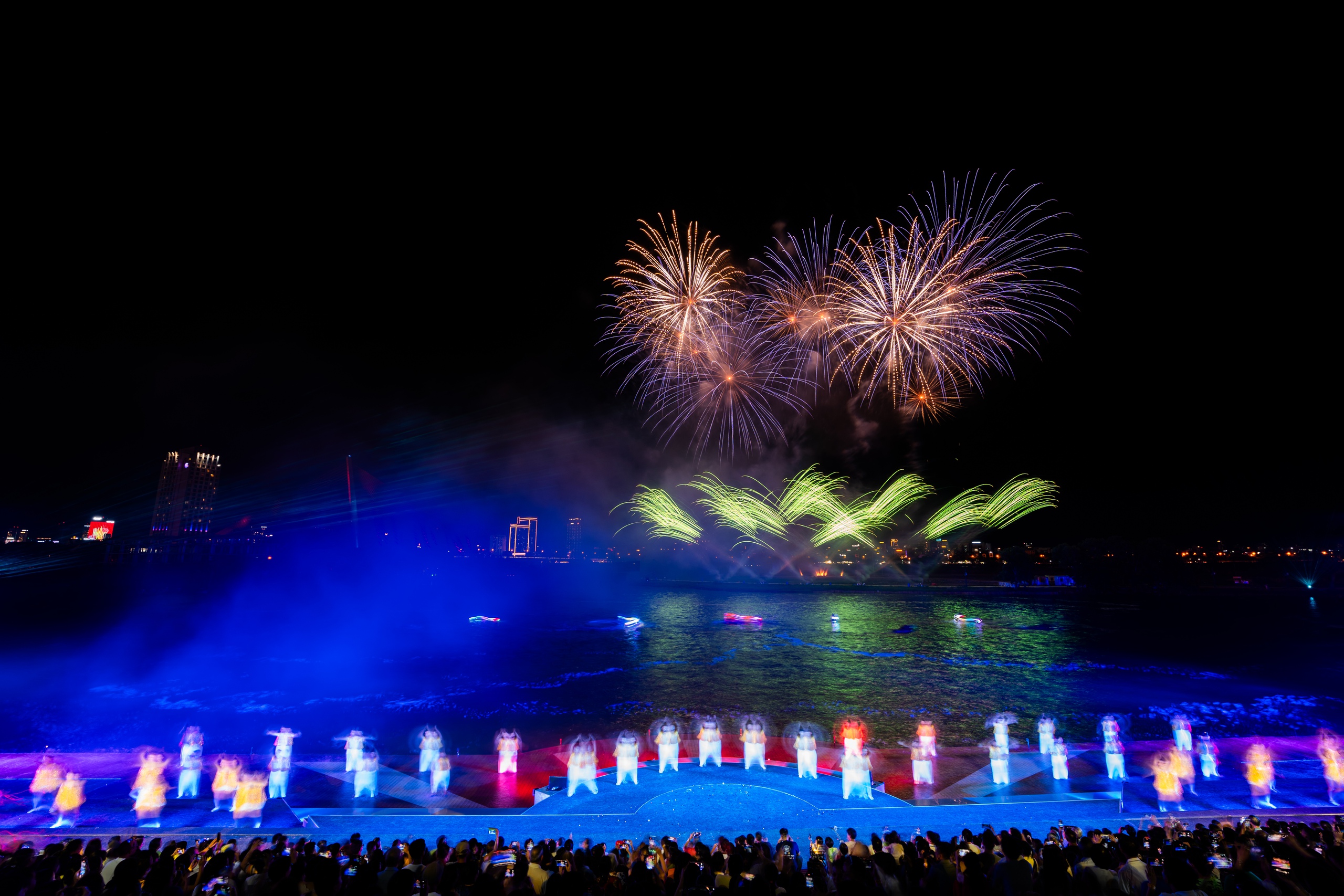 កម្មវិធីដែលកំពុងធ្វើឱ្យរលកនៅទីក្រុង Da Nang កំពុងបន្តកម្មវិធីផ្សព្វផ្សាយរបស់ខ្លួនរហូតដល់ចុងខែកក្កដា - រូបថត 1. Show diễn đang làm mưa gió tại Đà Nẵng mở rộng chương trình ưu đãi đến hết tháng 7 - Ảnh 1.